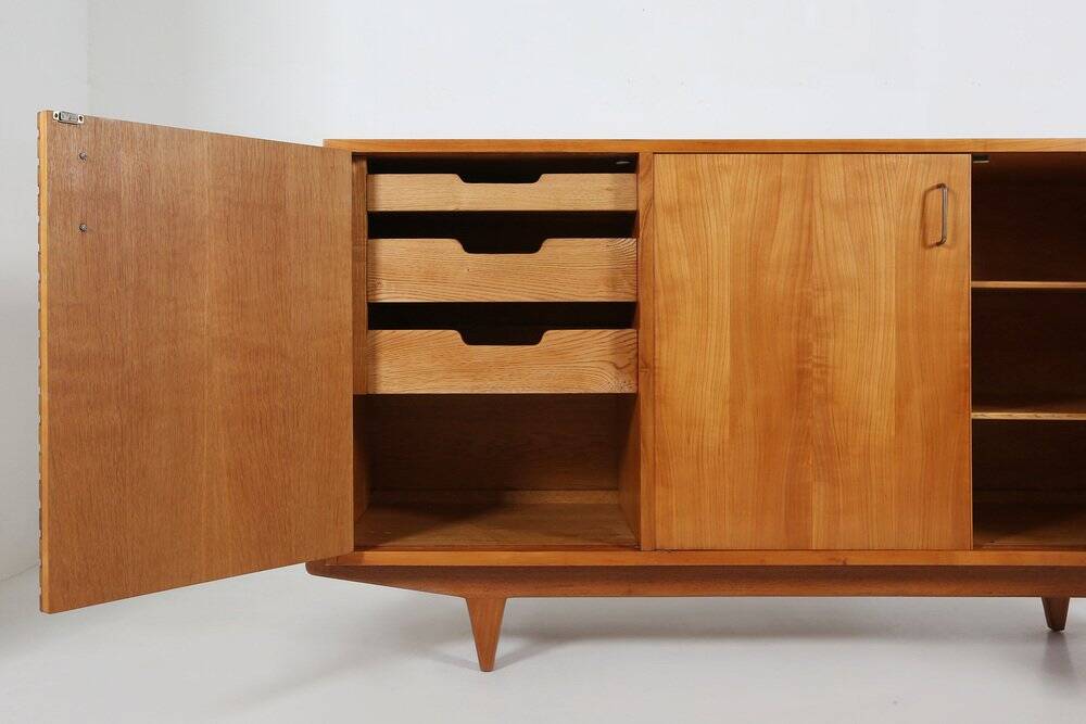 Buffet français des années 1950 en bois de cerisier massif.
