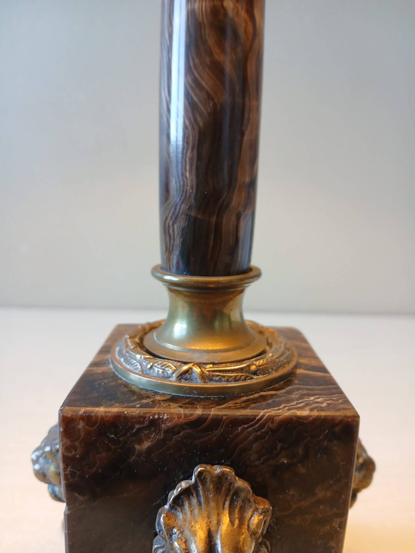 Large antique Empire style lamp in brown marble and bronze – heads of