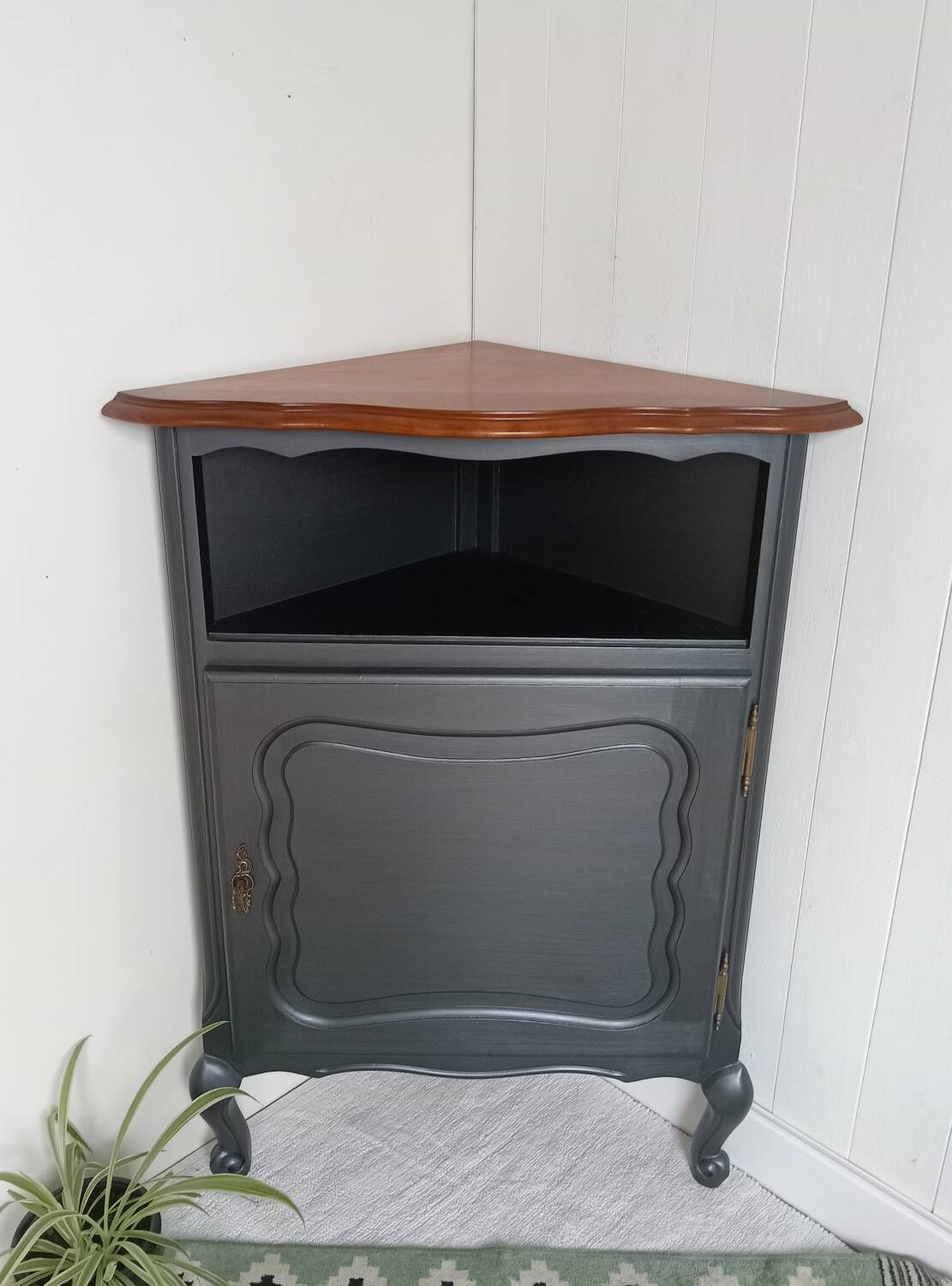 Corner cabinet