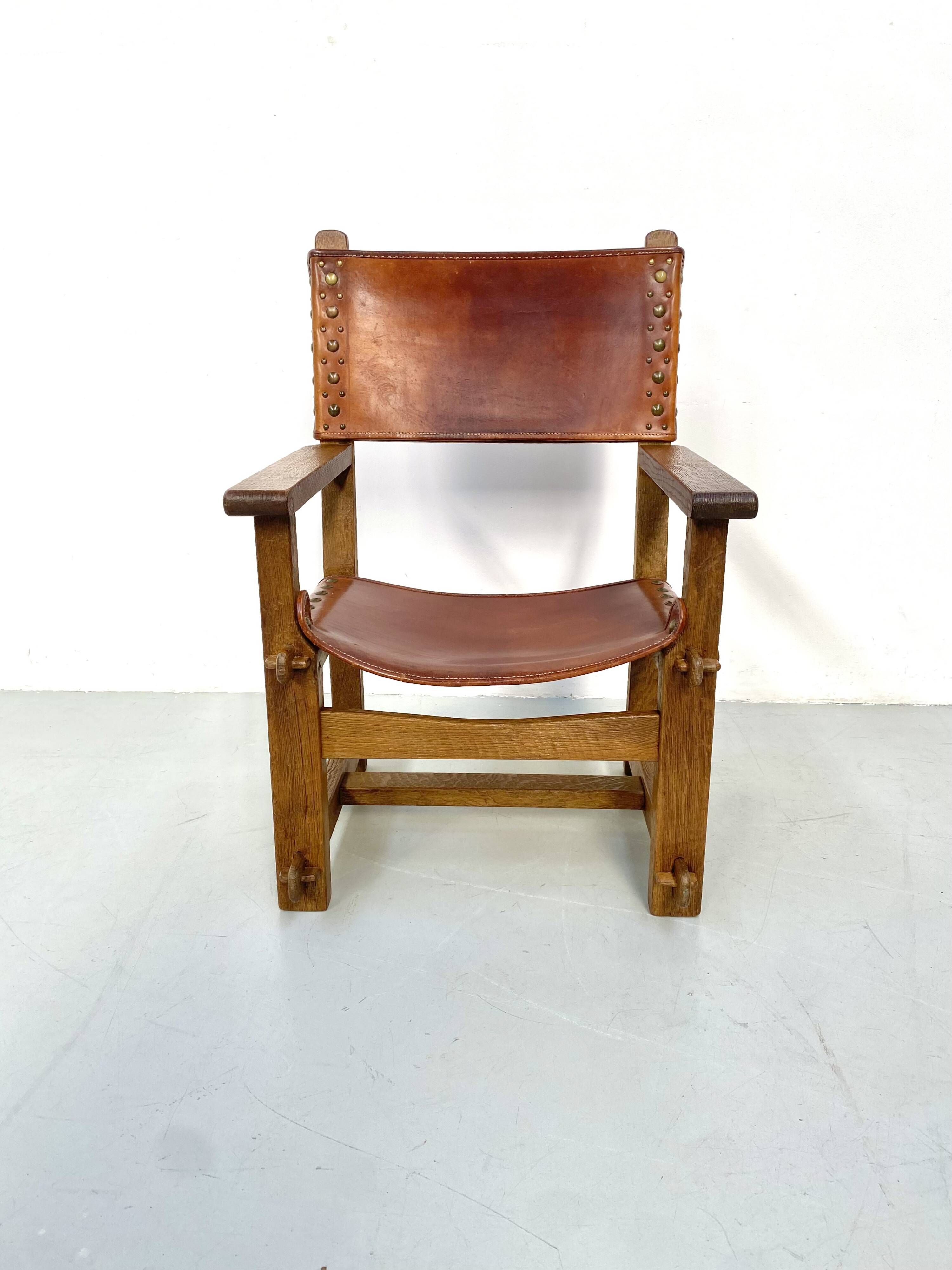 Chaise de château brutaliste ancienne faite à la main en chêne et cuir cognac, années 1920.