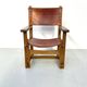 Chaise de château brutaliste ancienne faite à la main en chêne et cuir cognac, années 1920.