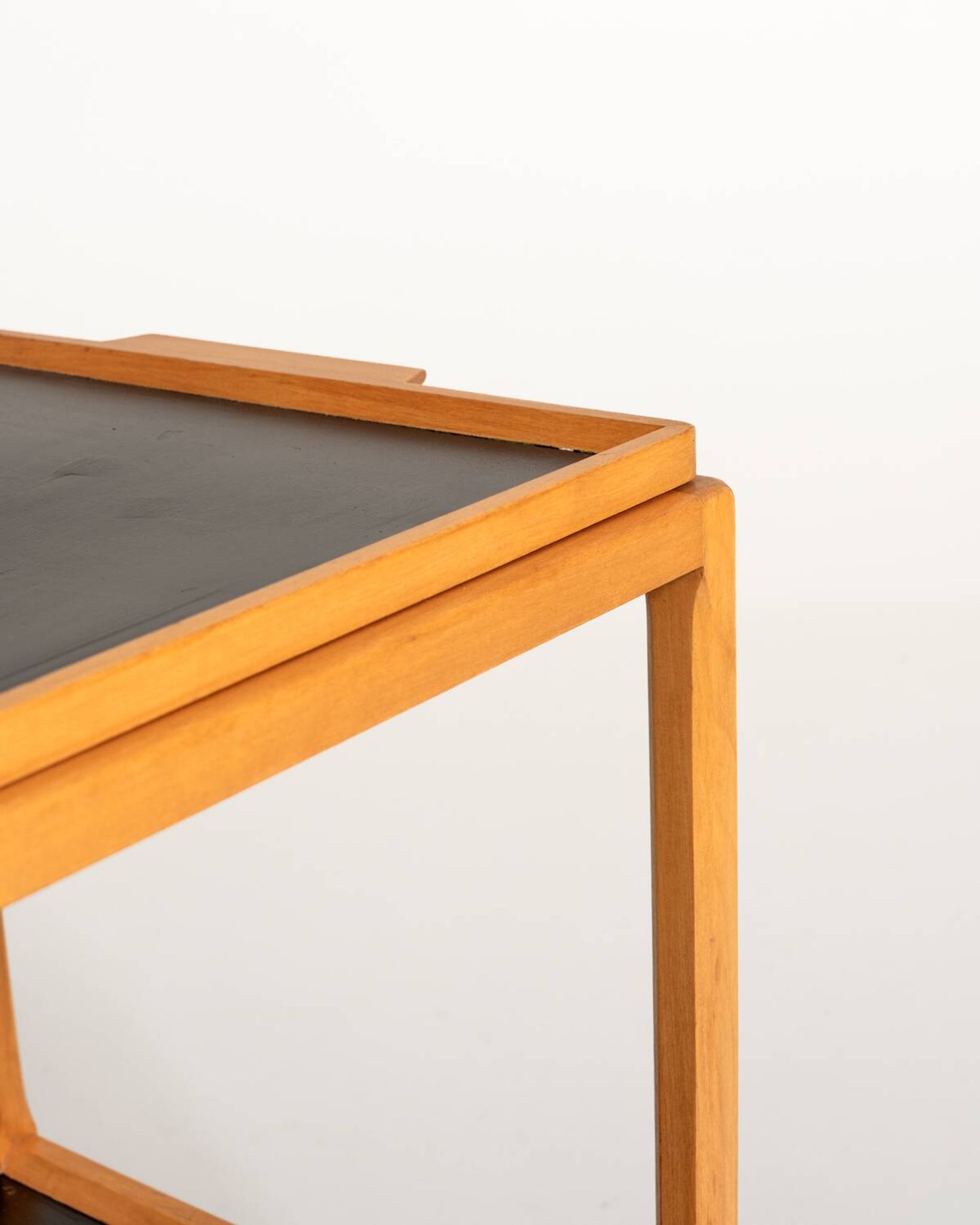 Chariot de service scandinave avec plateau amovible