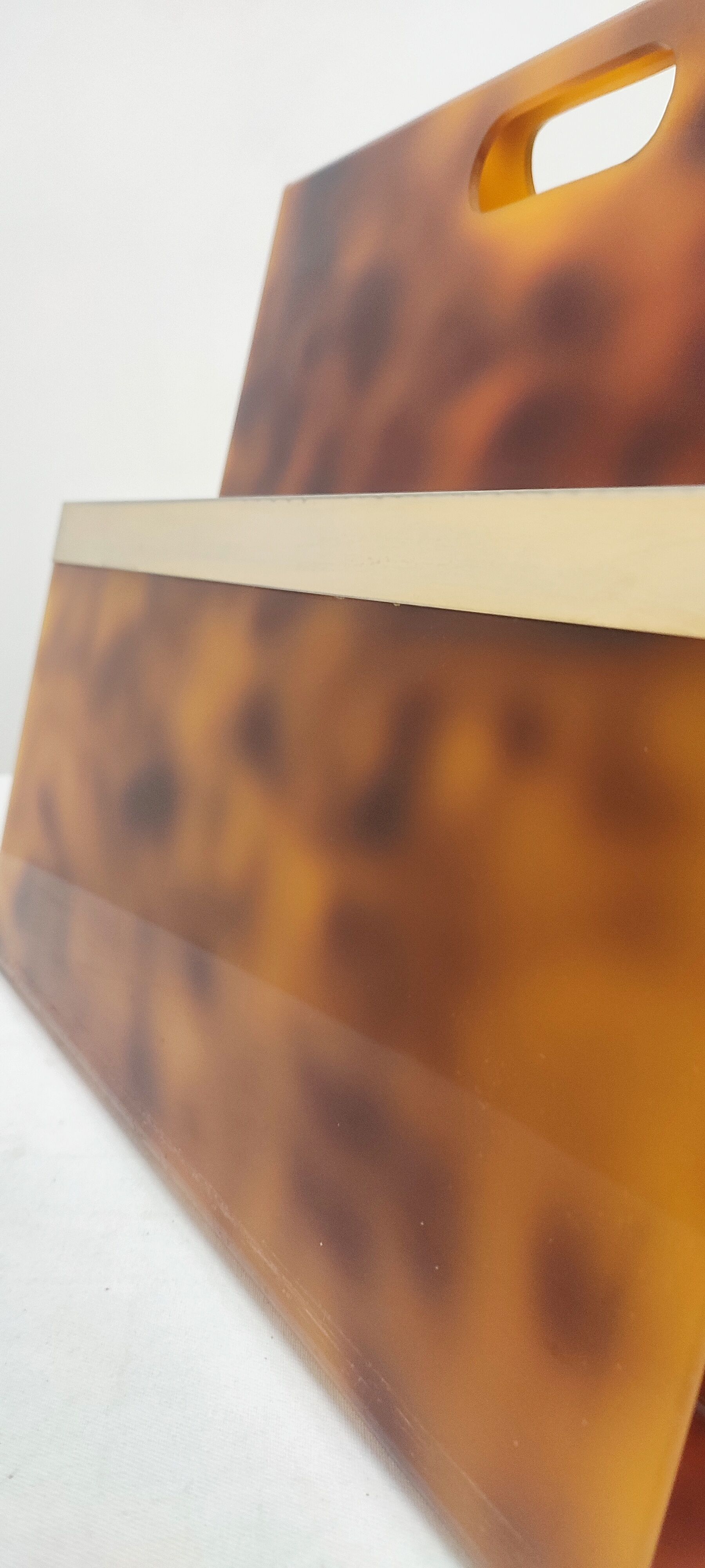 Porte-revues en méthacrylate et laiton Italie années 1970.