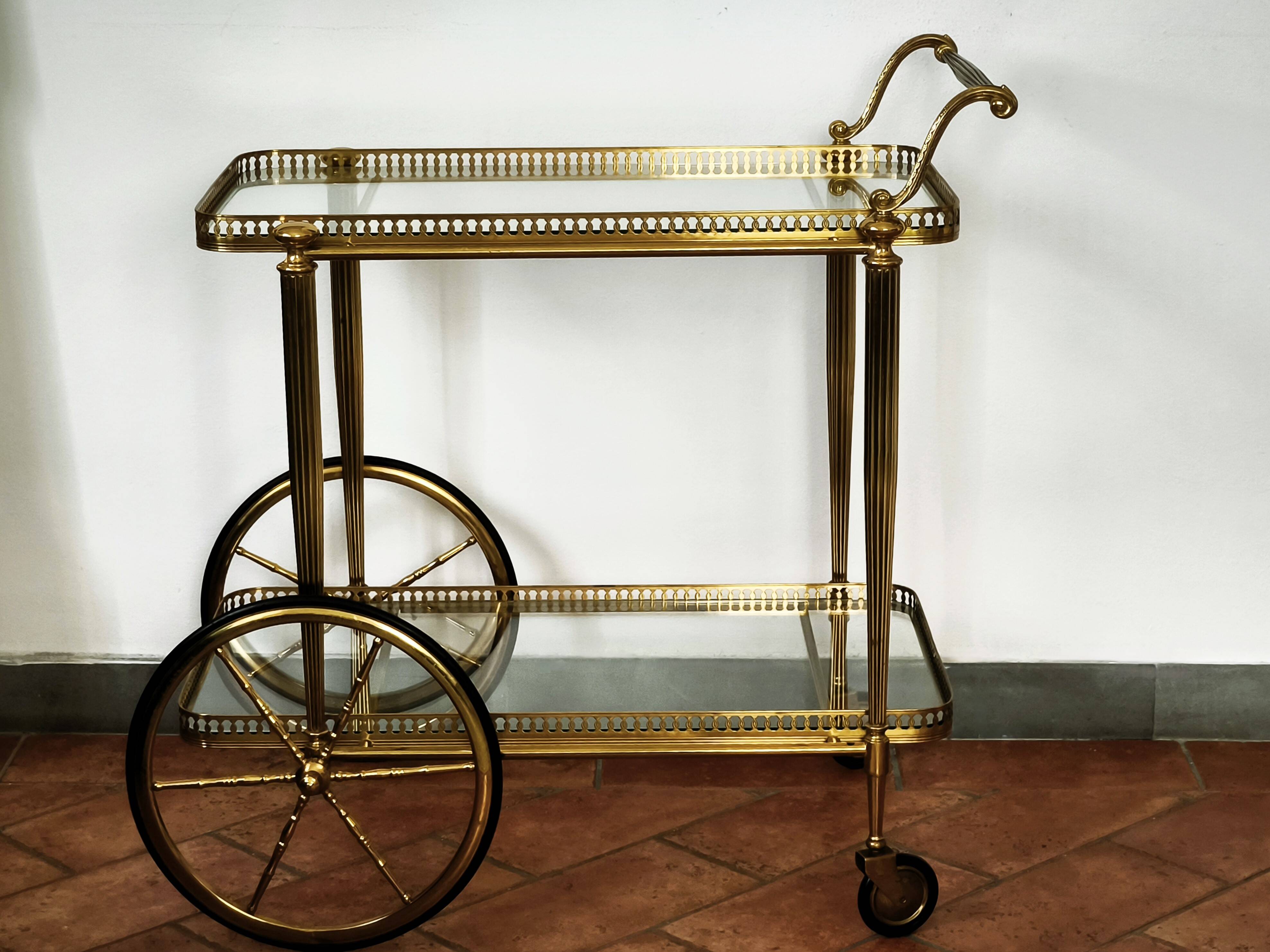 Rolling bar cart in brass and glass, mid-century, Italy