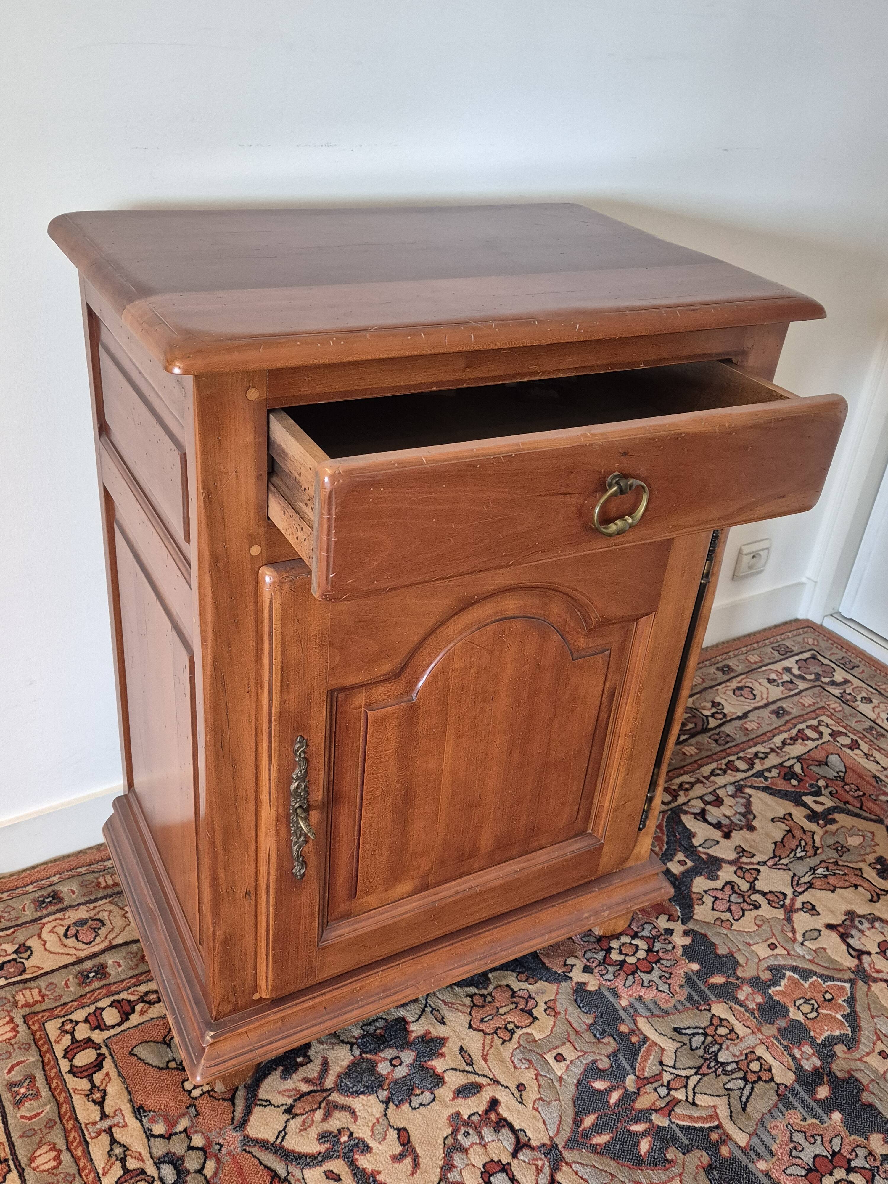 Chest of drawers in beech with key