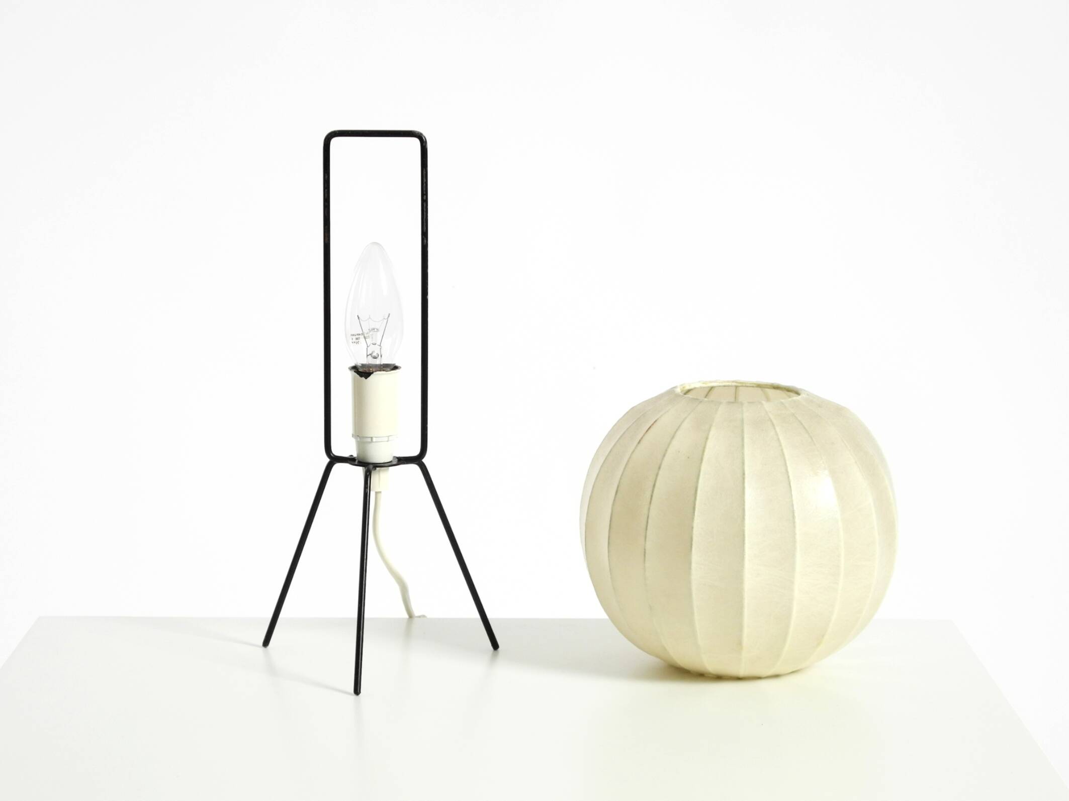 Very rare and beautiful Mid-Century Modern tripod Cocoon table lamp