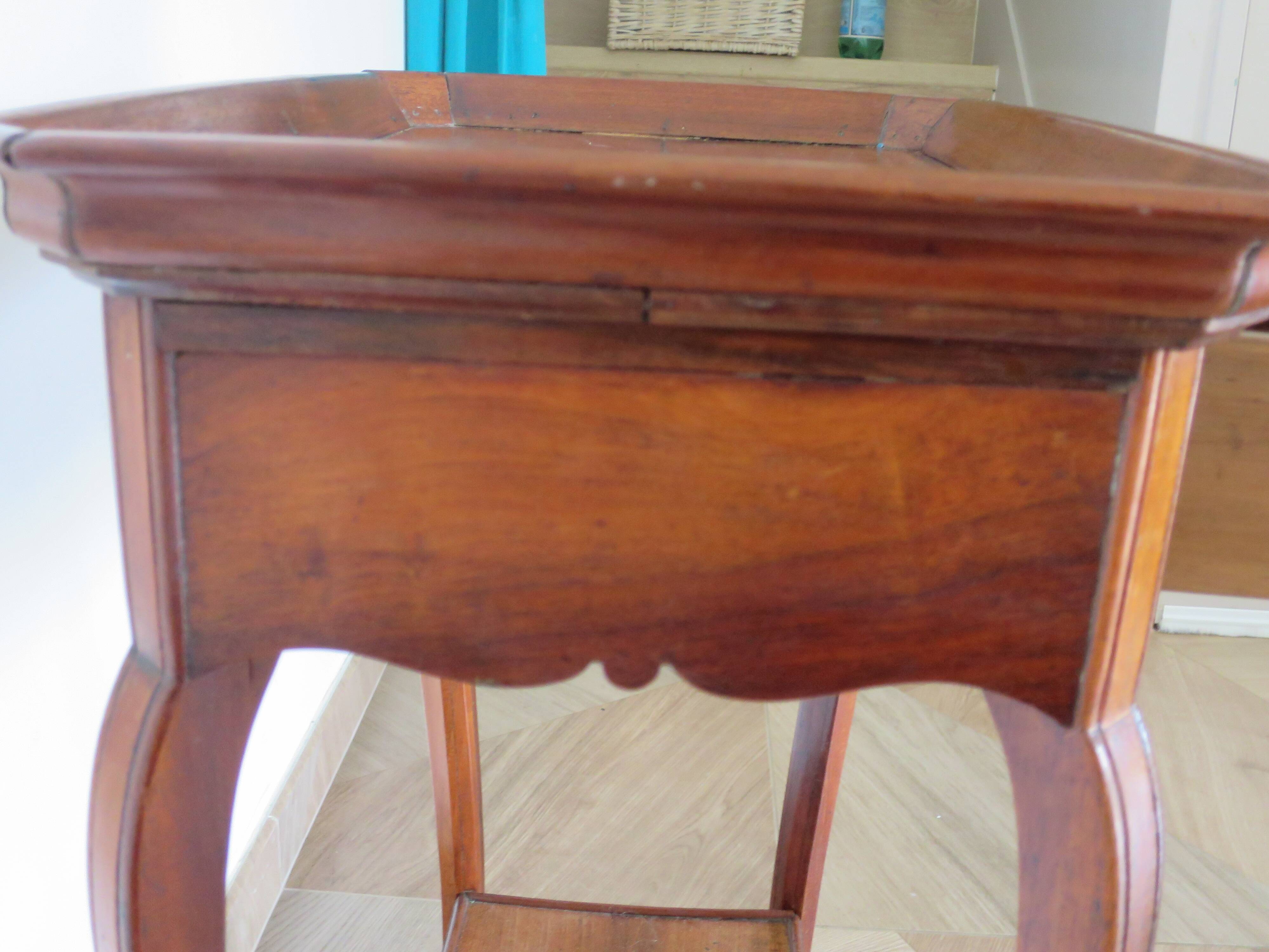 Side table – End table – Mahogany – Raised edge top – 1 drawer