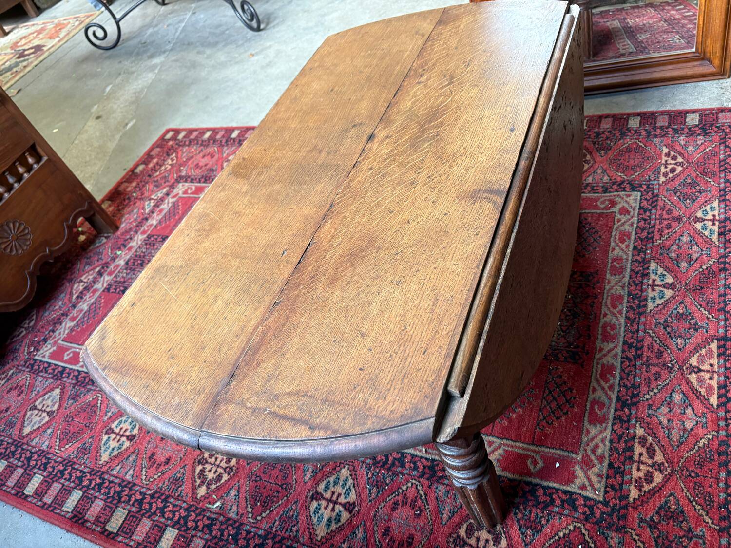 Round oak coffee table with drop leaves and turned legs