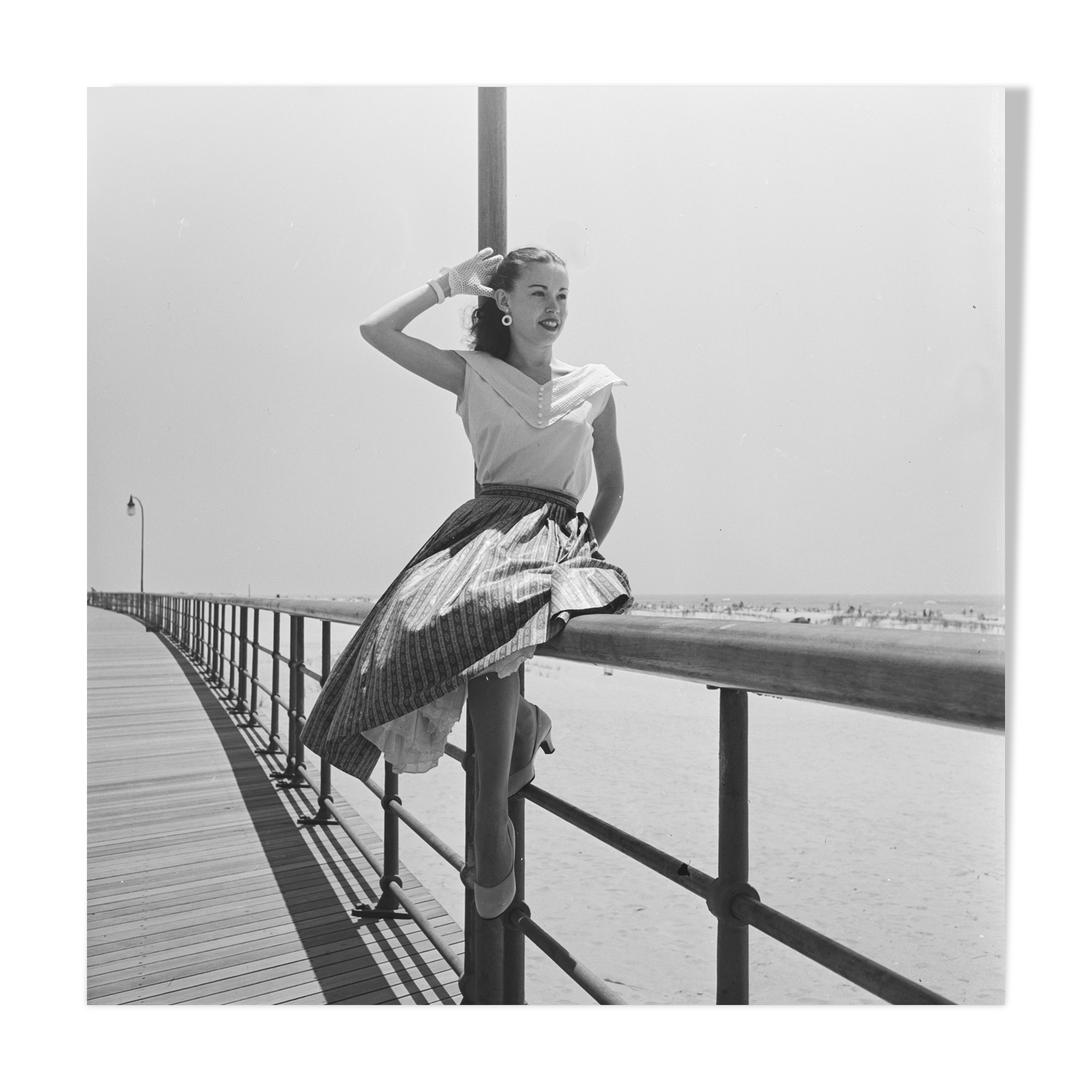 Photo print black and white pinup woman barium paper 300g format 40cmx40cm