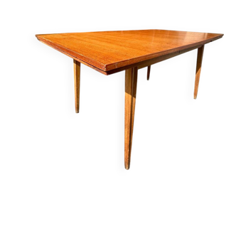 Scandinavian extendable dining table in teak veneer.