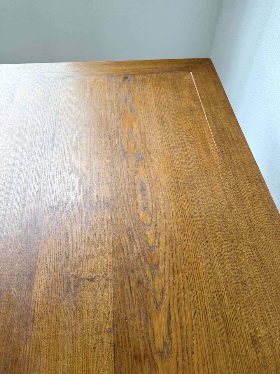 Extendable farmhouse table in oak