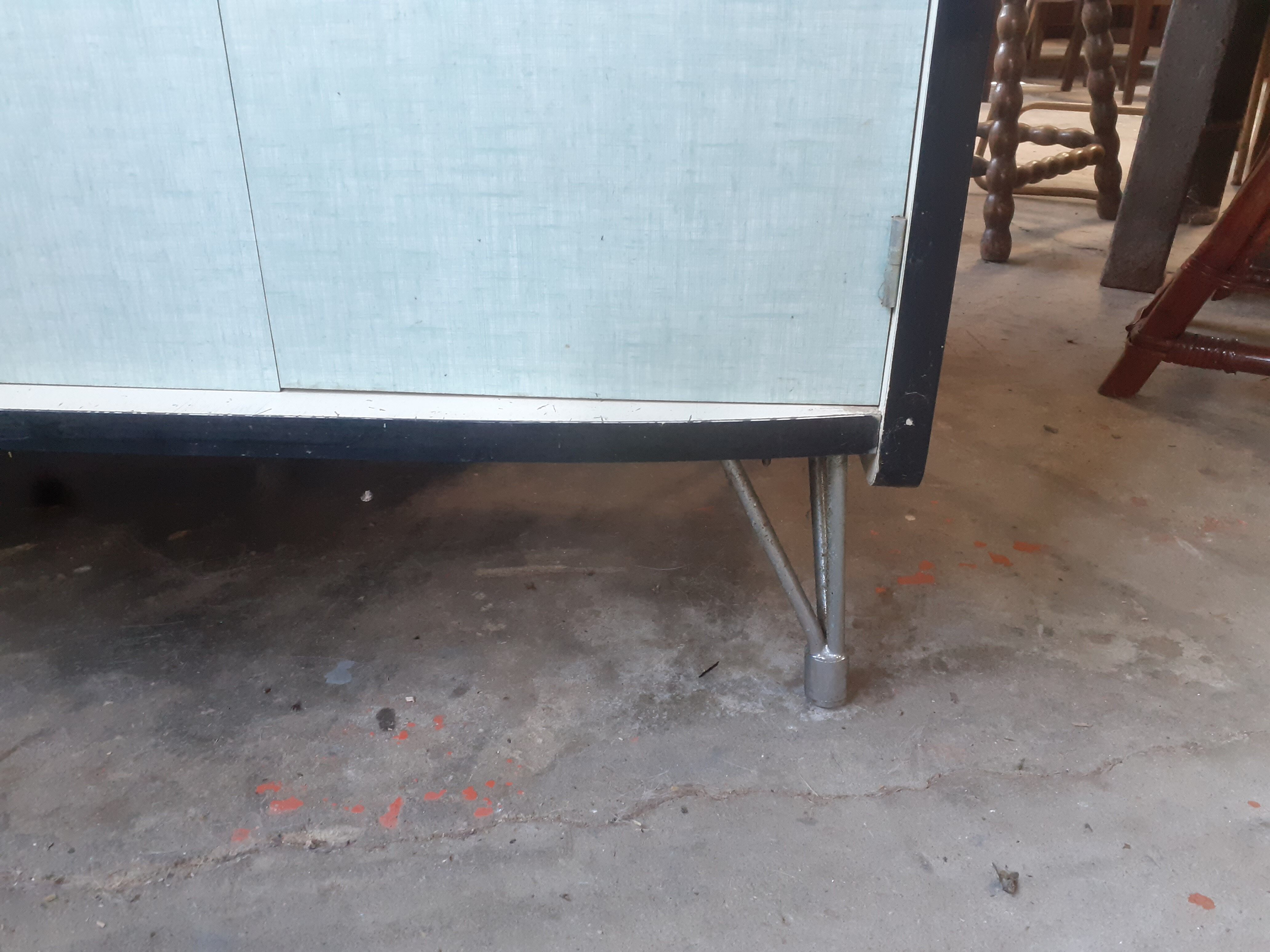 Buffet in green formica.