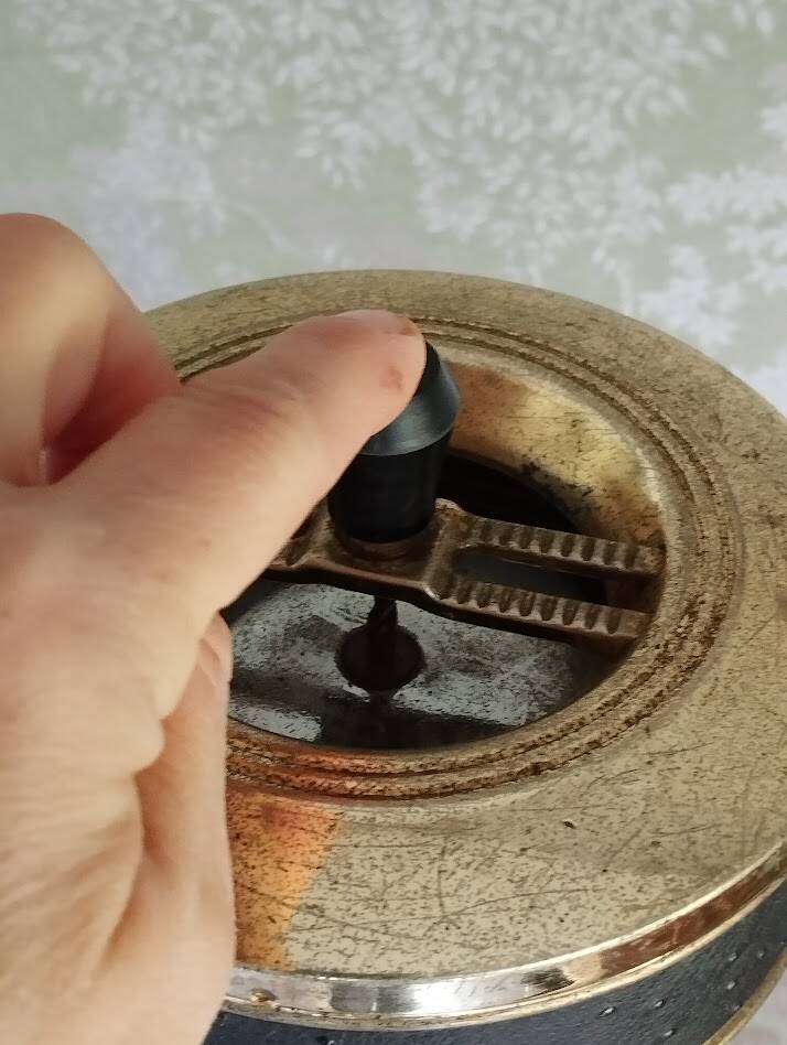 Vintage push-button ashtray from the 70s – Black and brass – With shelf