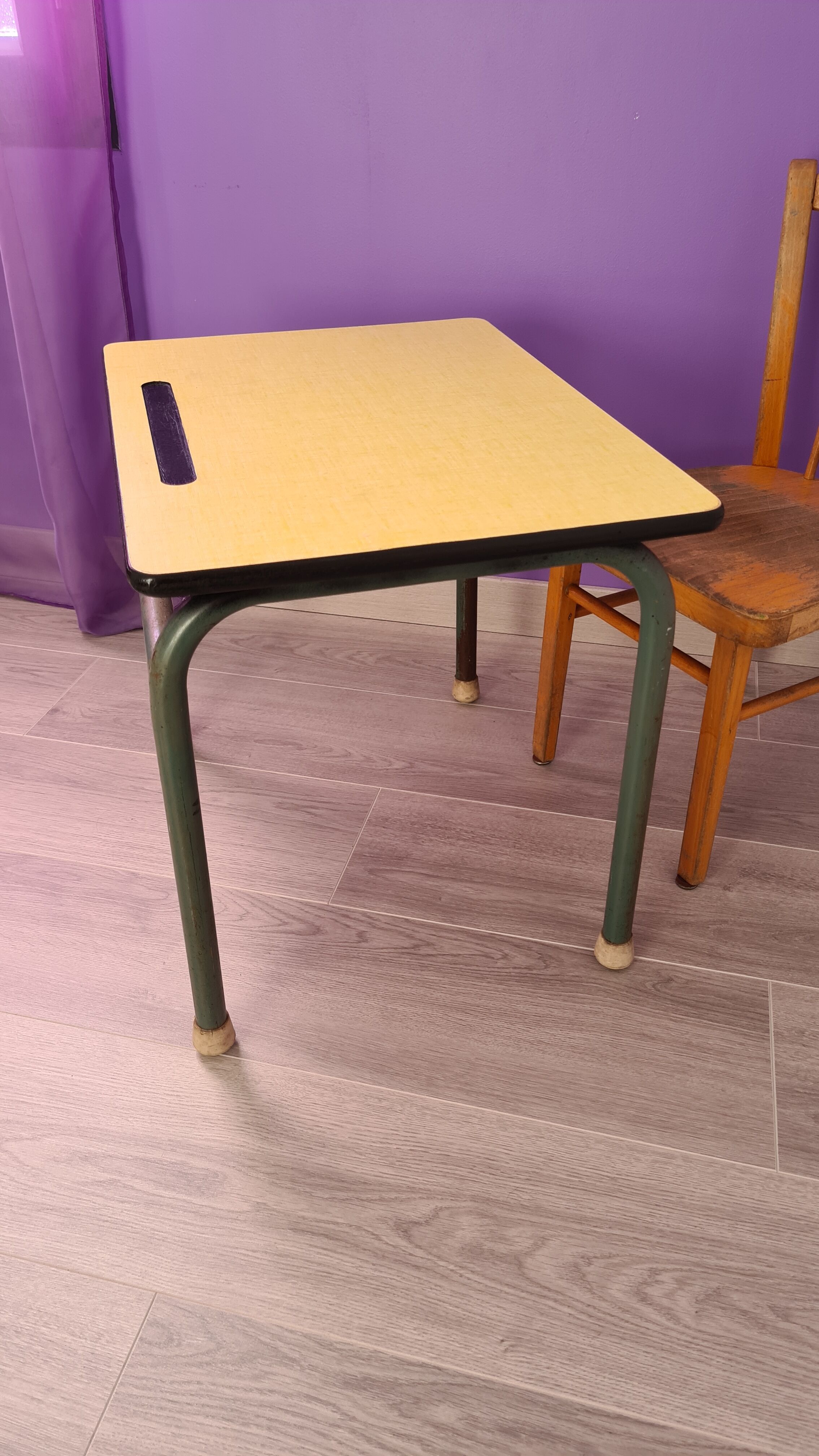 Ancien bureau d'écolier en formica jaune