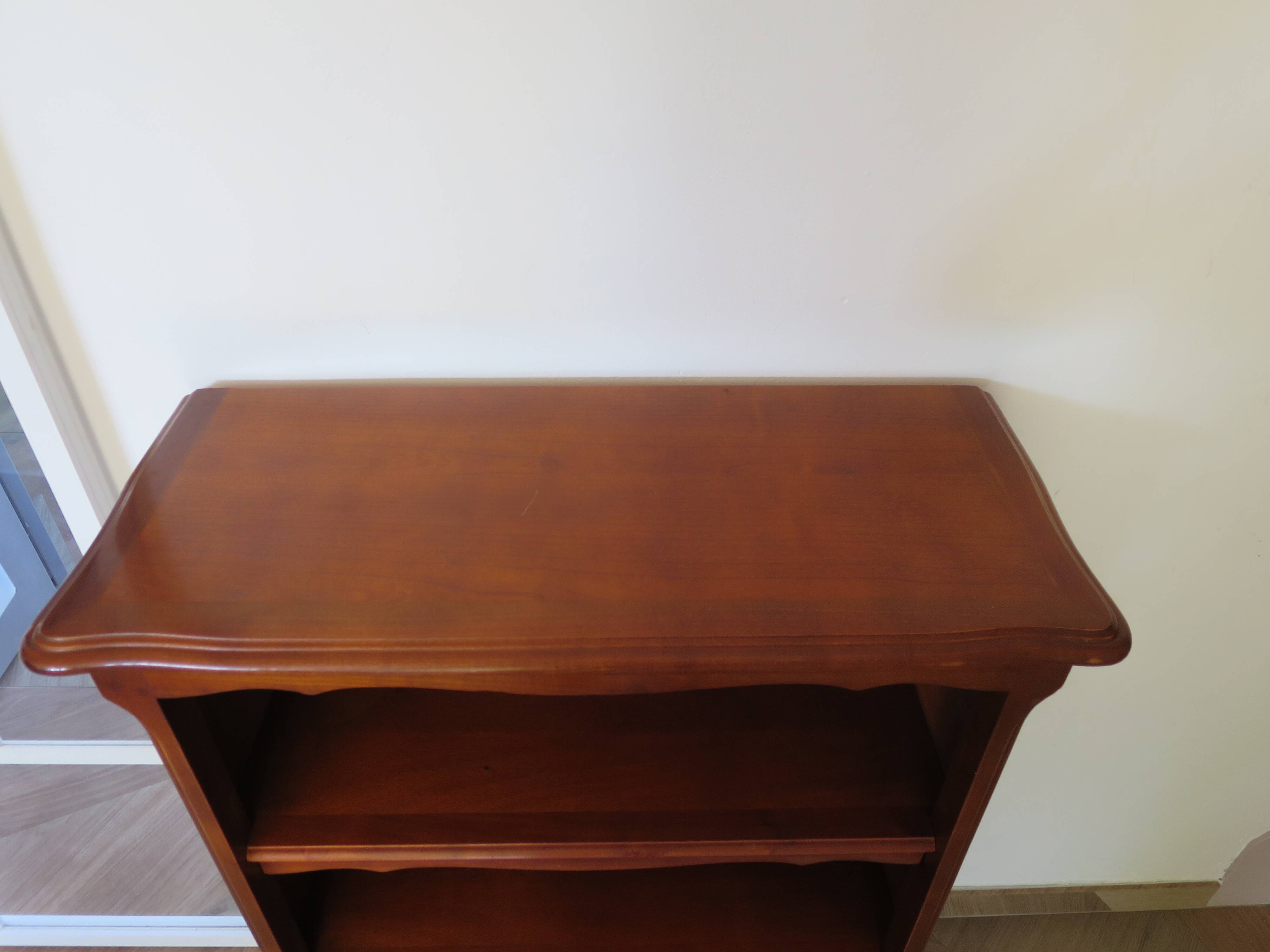 Beau bibus en merisier - 3 niveaux -Tablettes ajustables -Style Louis XV