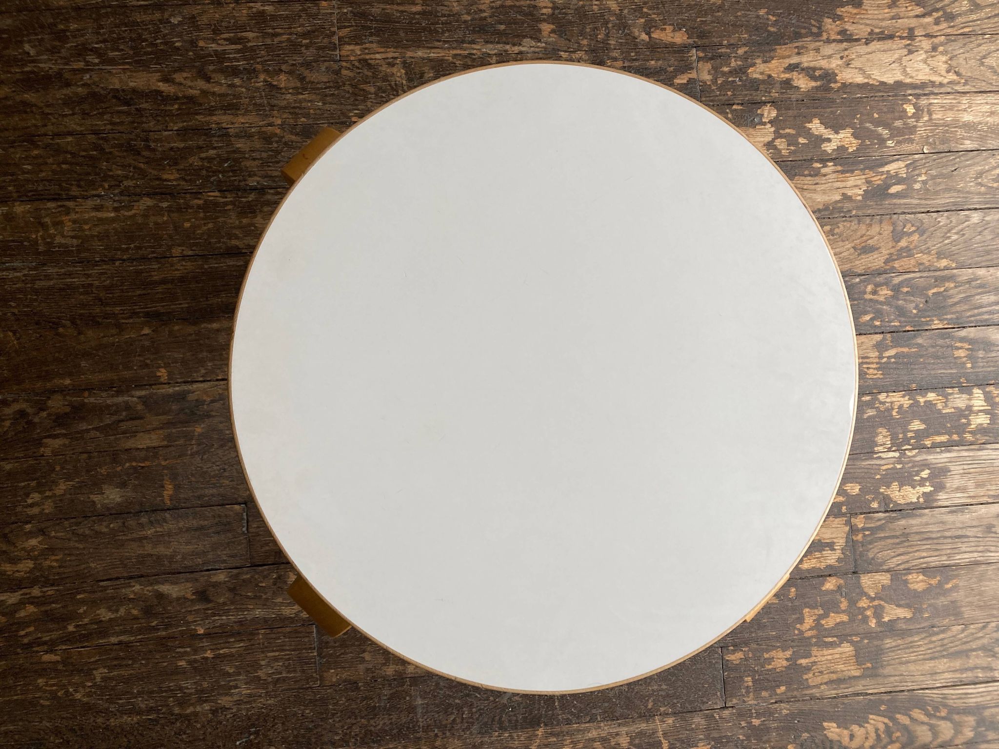 Tabouret Alvar Aalto e60 édition Artek mélamine blanche