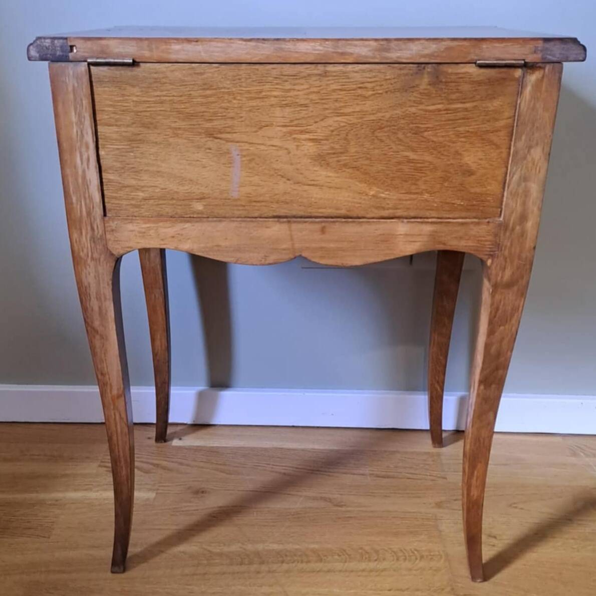 Antique chest of drawers