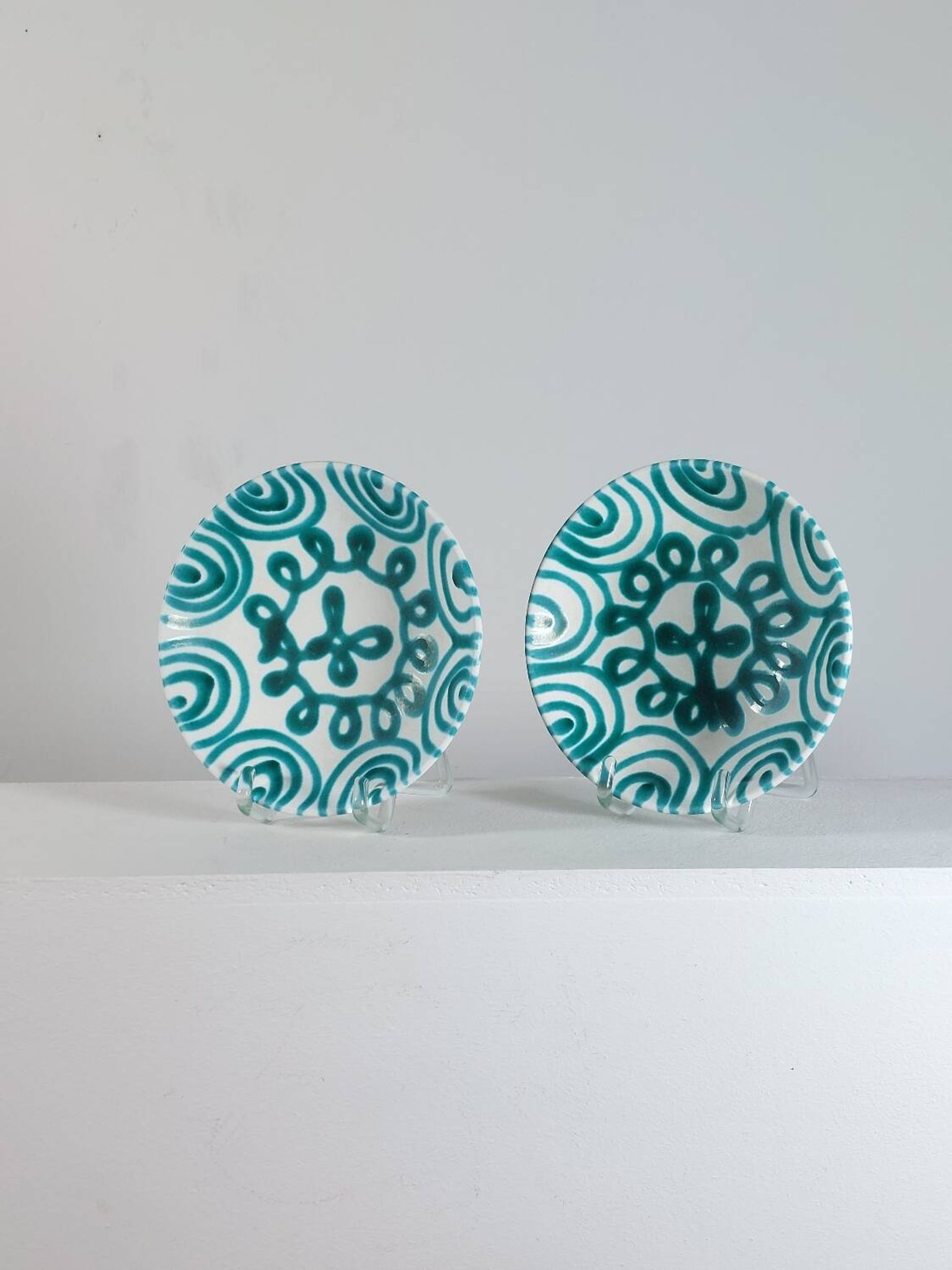 Paire d'assiettes vintage peintes à la main par Gmunder Keramik Autriche