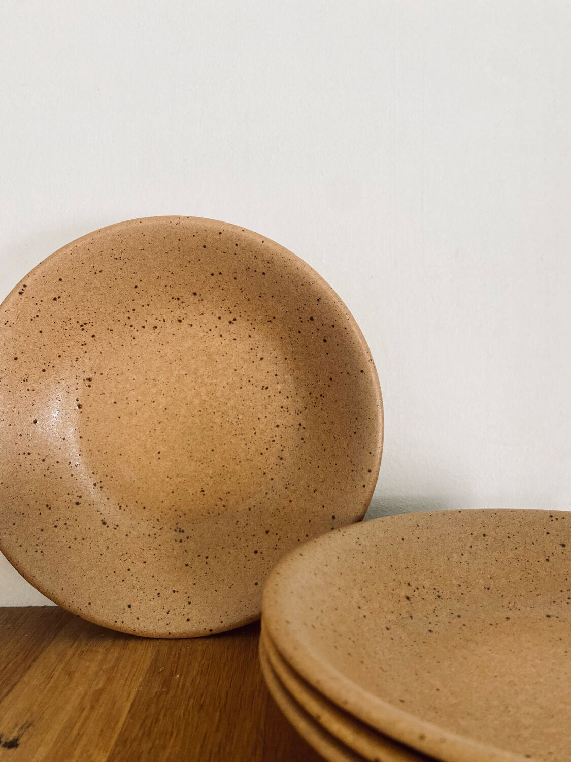 4 hollow plates in speckled stoneware