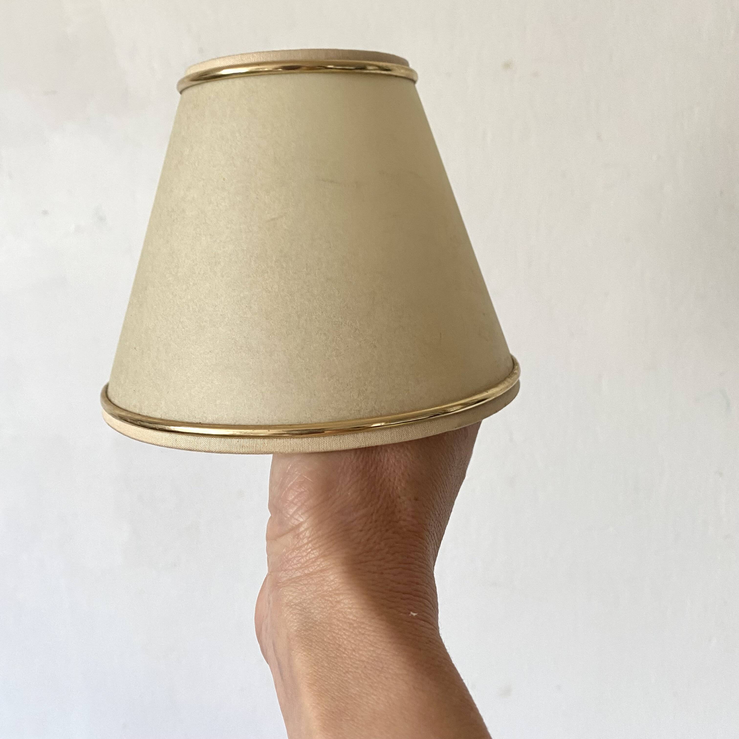 Clip-on lampshade