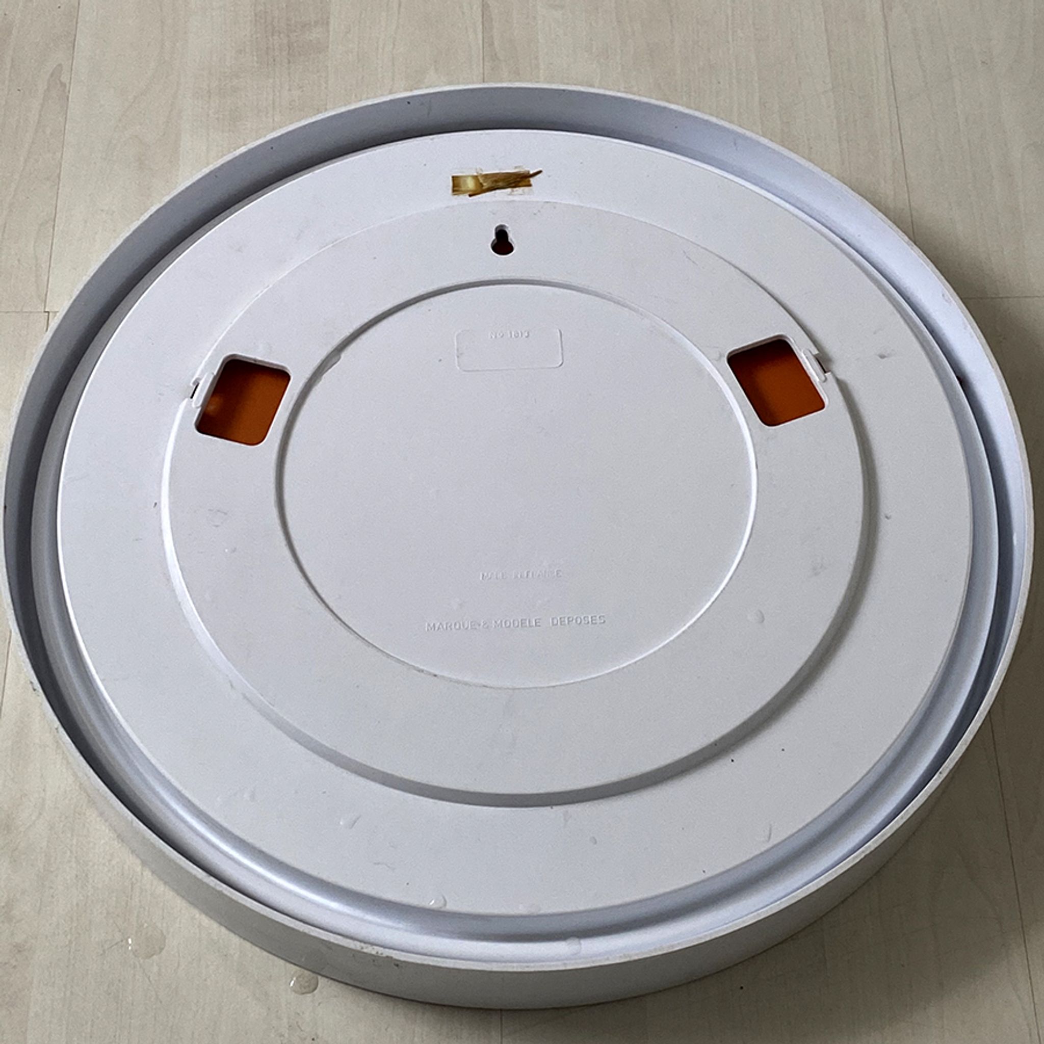 Gilac round wall mirror in white plexi