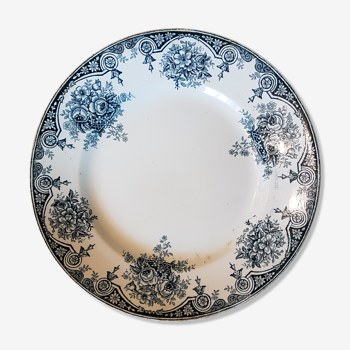 Plate with decoration of flowers