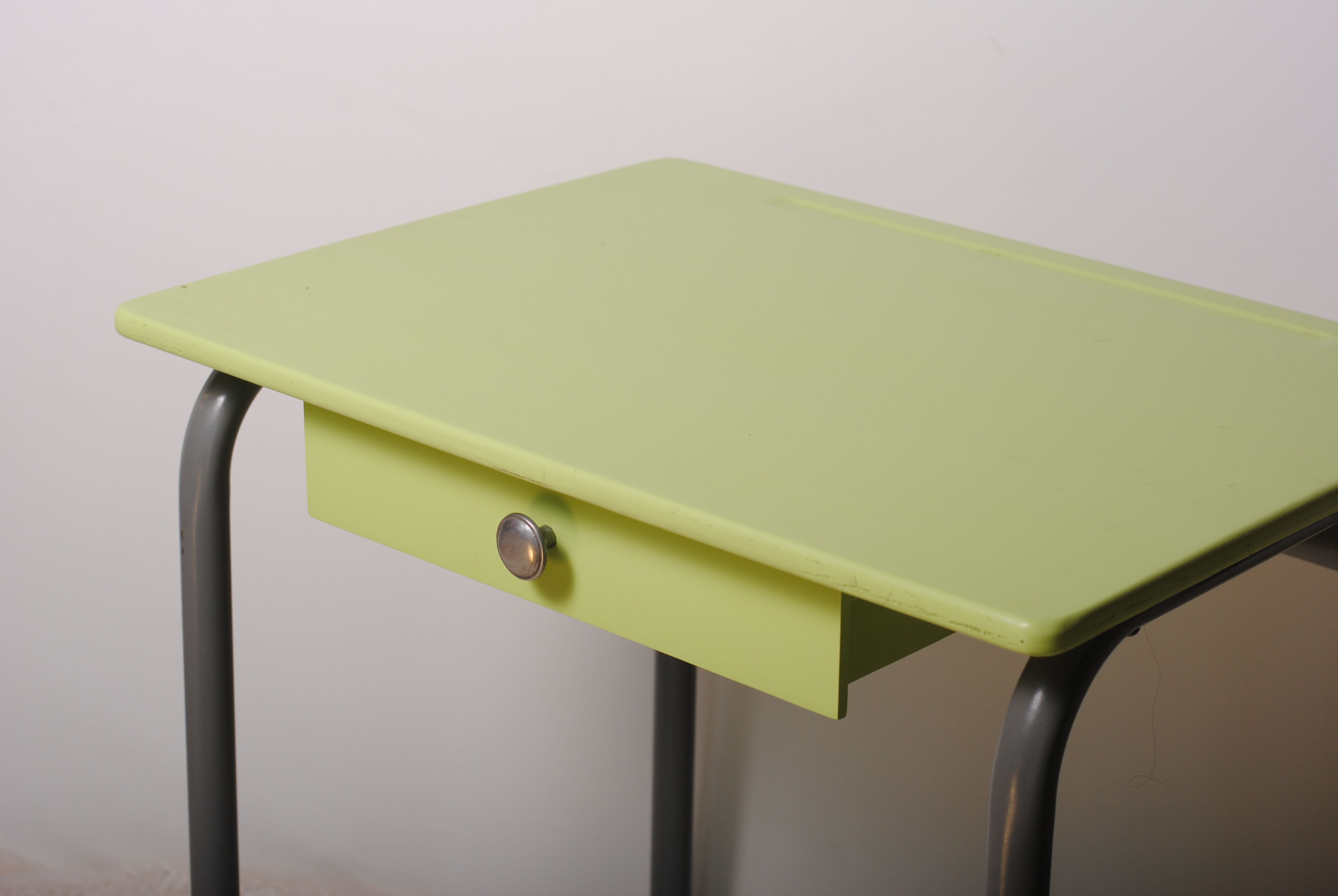Green child office with his stool