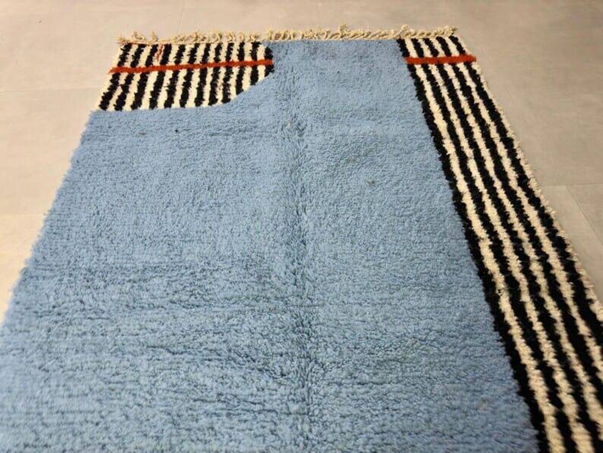 Traditional hand-woven Berber rug, size 150 x 250 cm