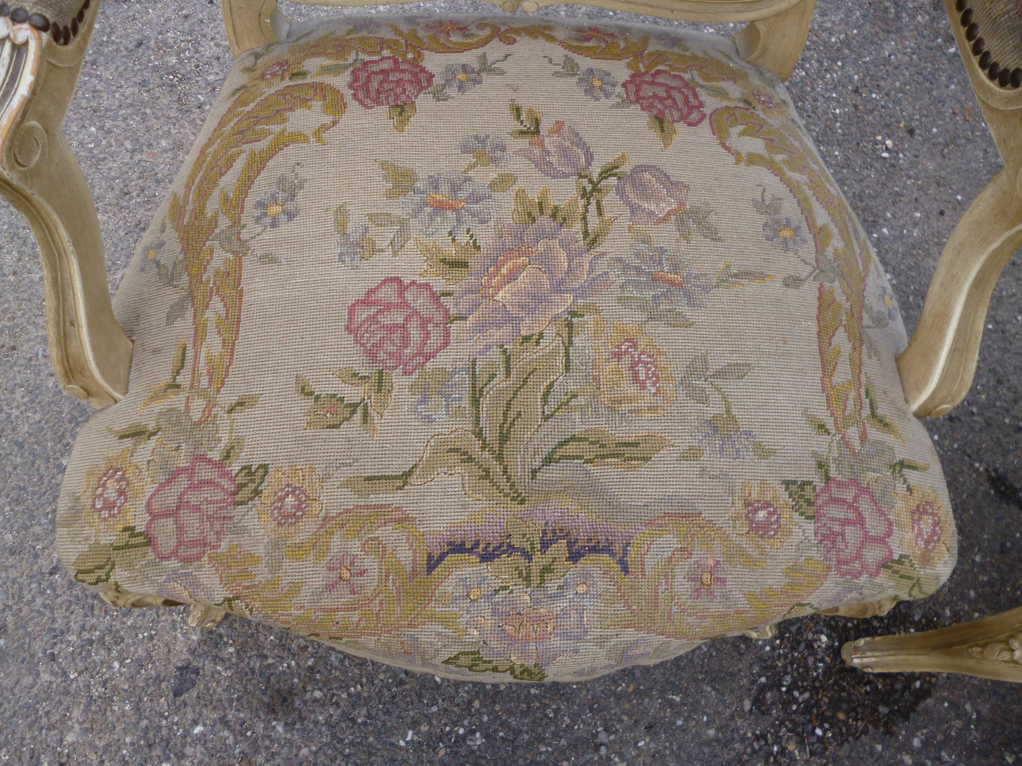 Paire de fauteuils de style Louis XV patine ancienne
