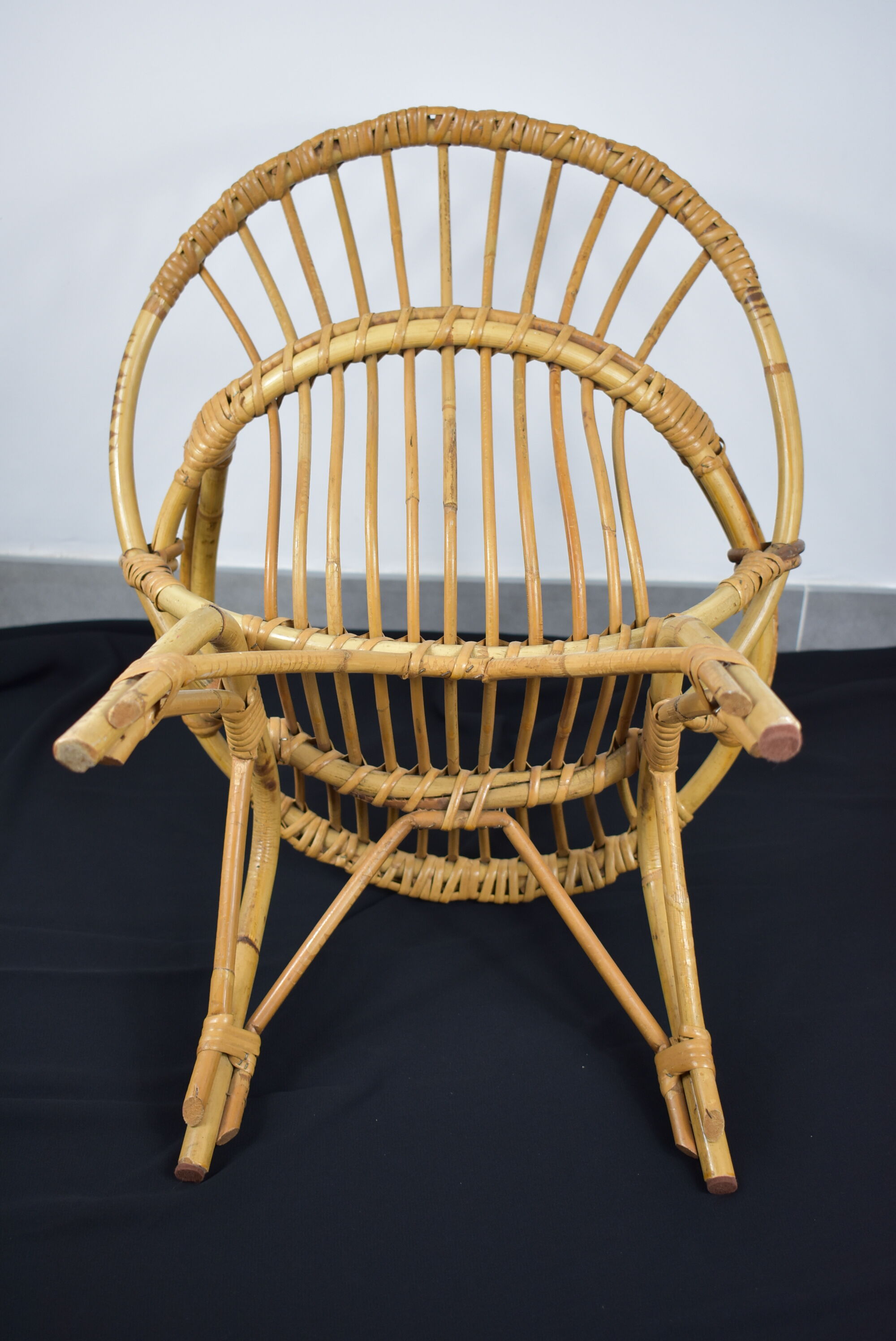 Fauteuil en osier enfant avec coussin orange