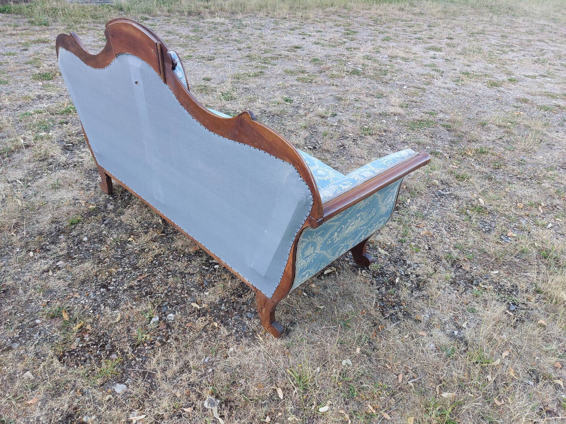 Antique walnut canapé in Louis Philippe style
