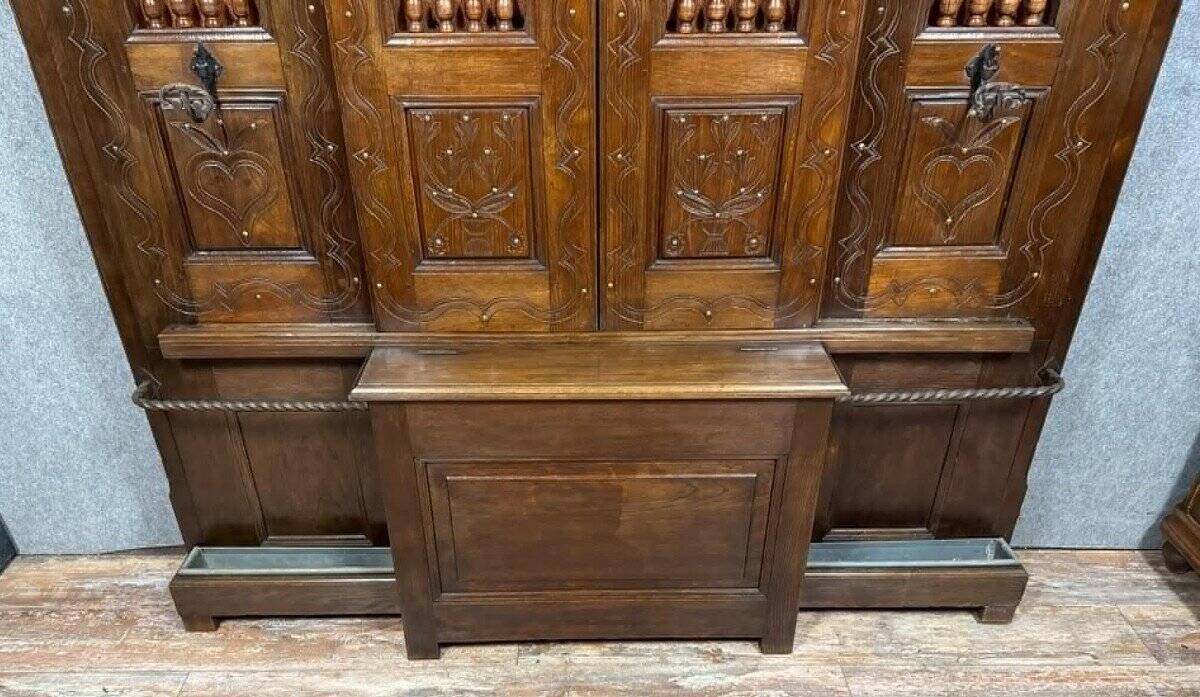 Important neo-Gothic entrance wardrobe in carved oak with chest.