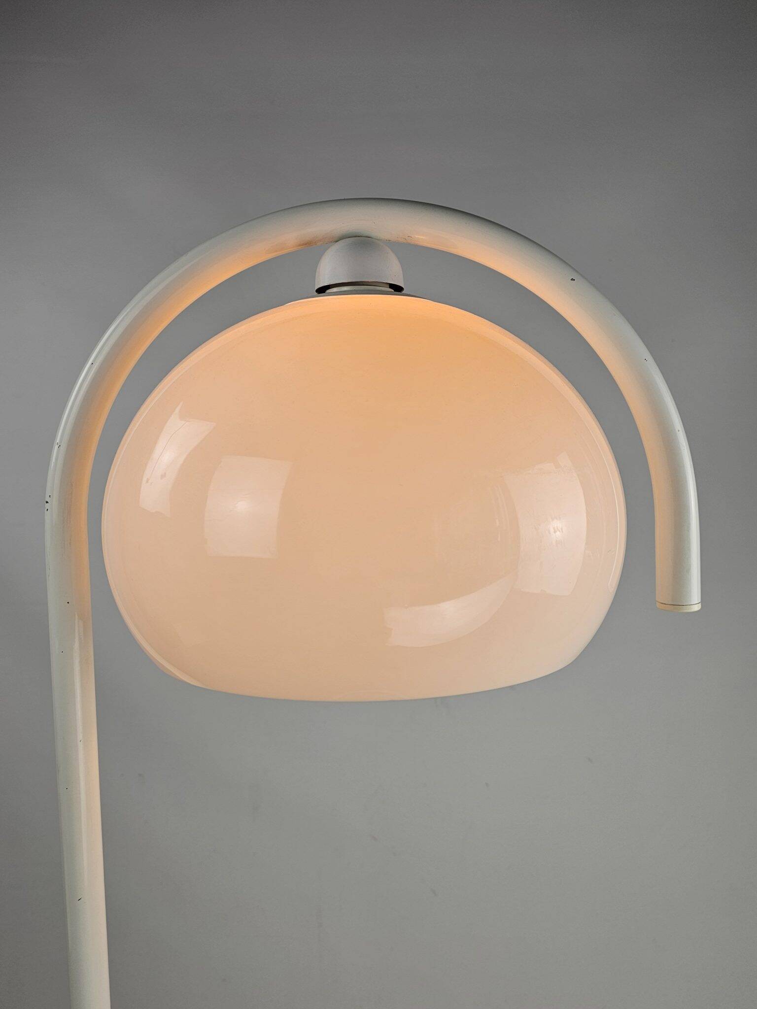 Lampadaire en métal blanc et plastique style futuriste