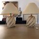 Paire de lampes de la marque Koska coloris blanc et or torsadé, avec abat-jour