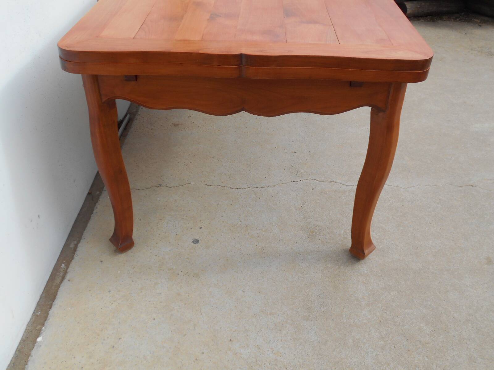 Large extendable table in solid wood