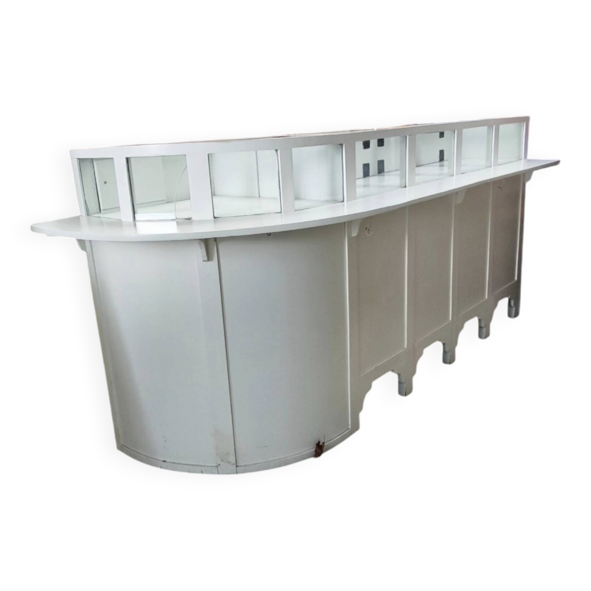 Large rounded showcase counter