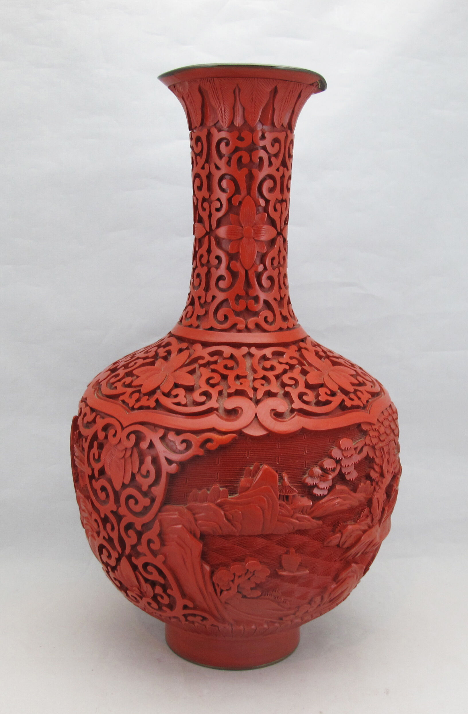 Chinese vase in red lacquer
