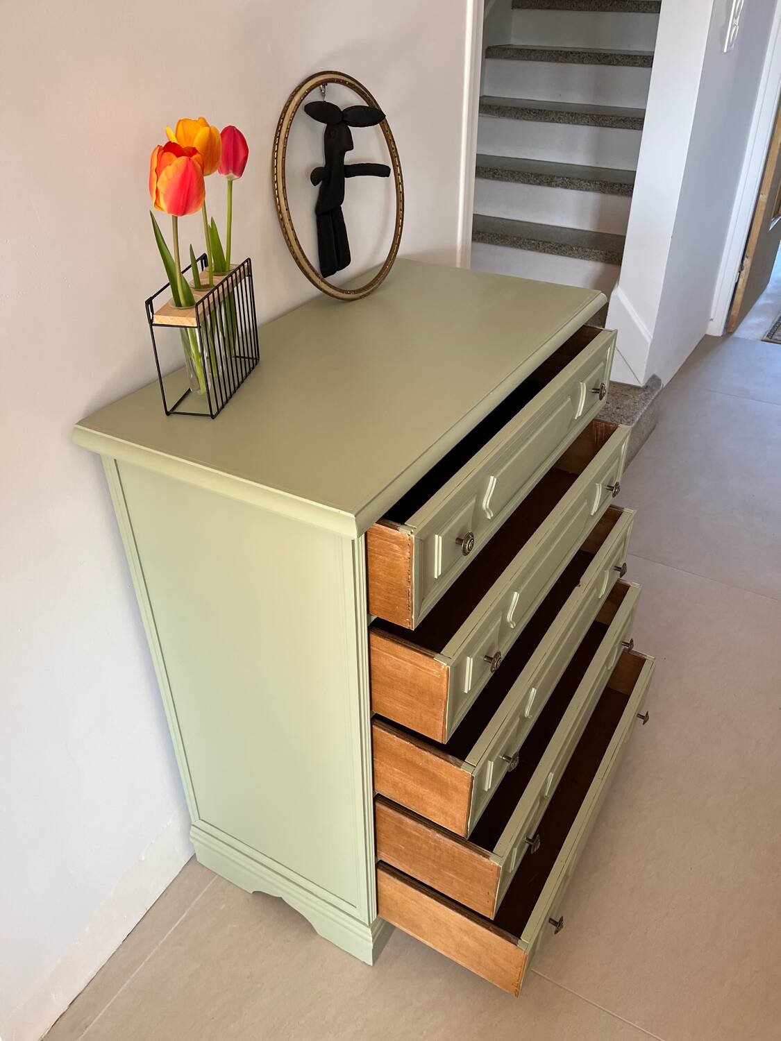 Refurbished antique chest of drawers with 5 drawers