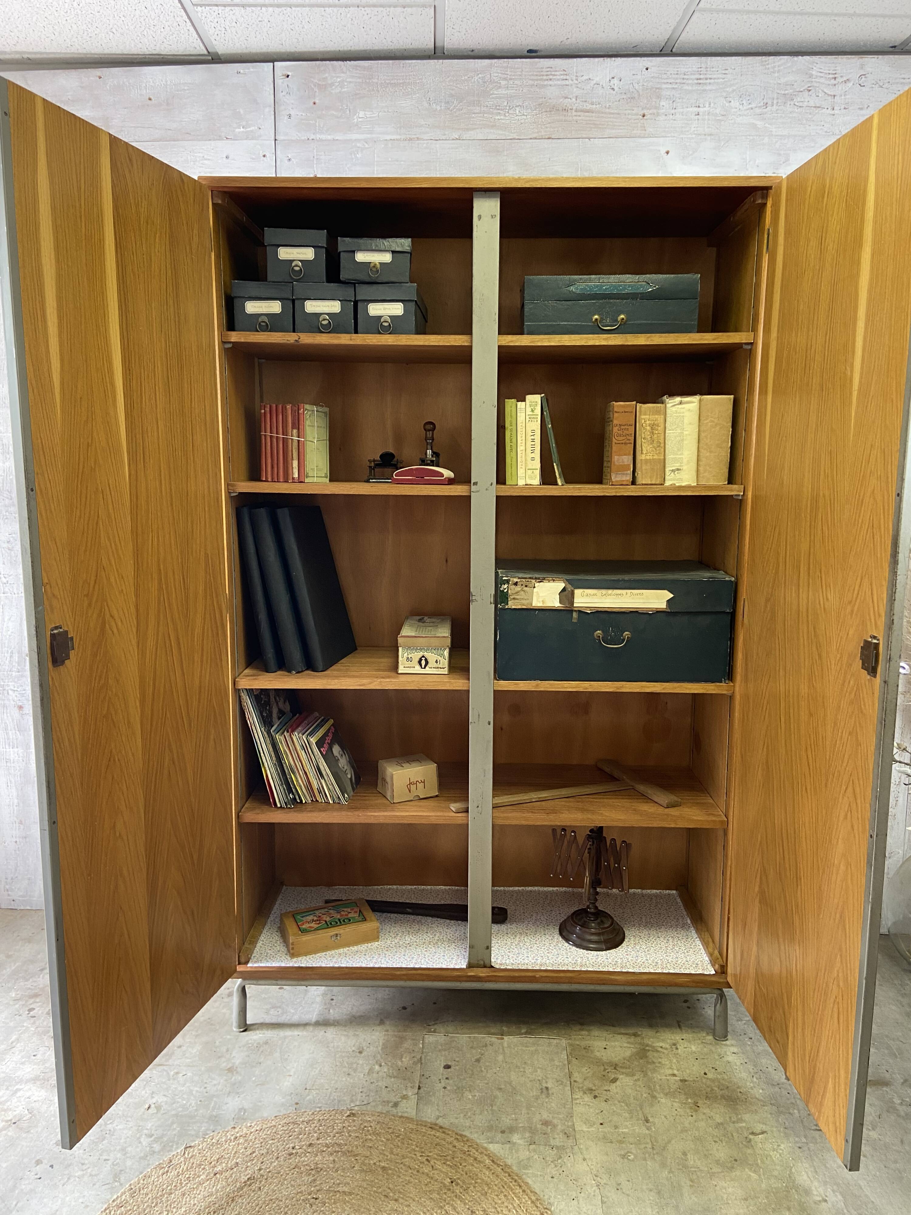 Armoire d'école vintage