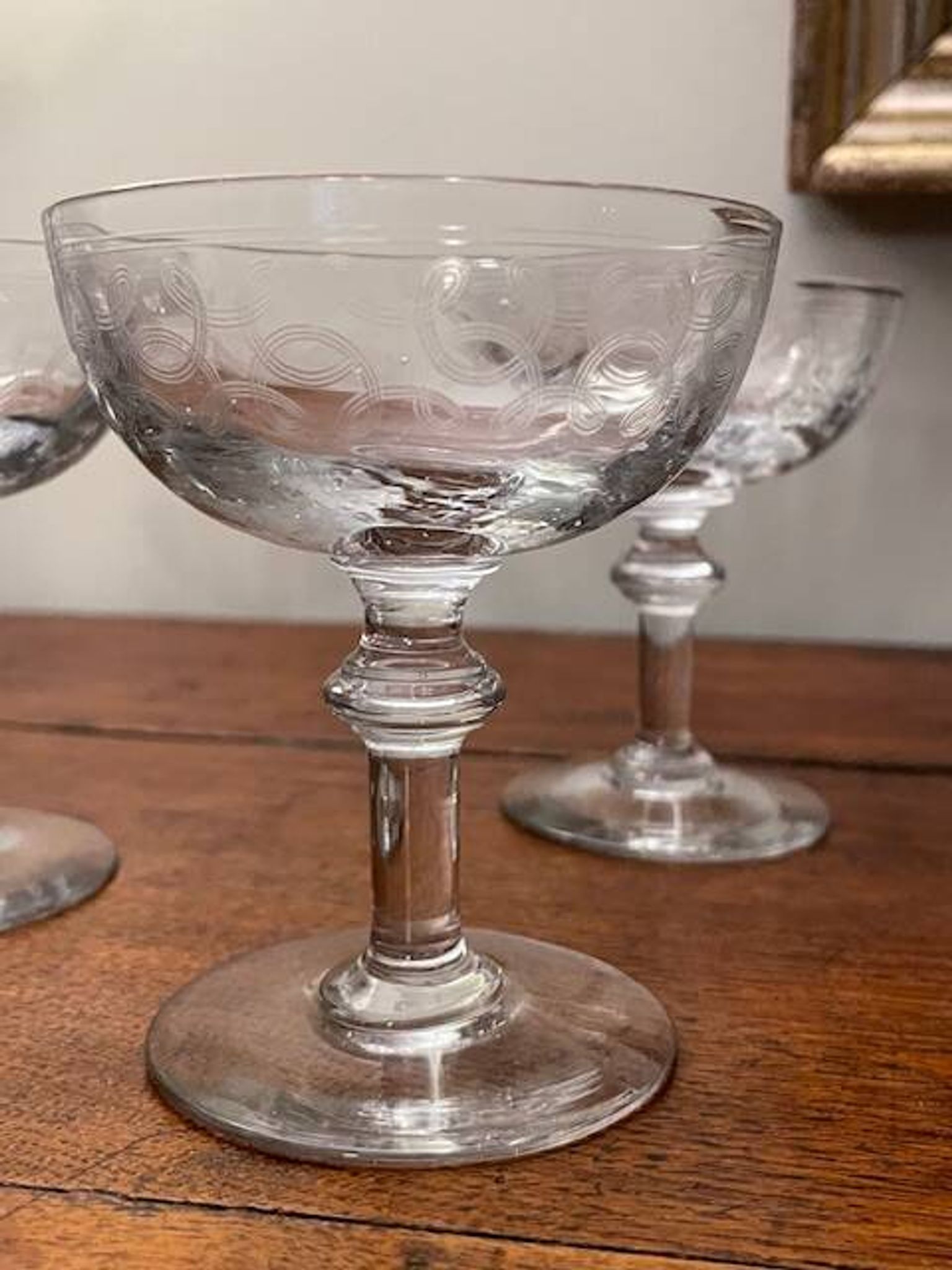 Lot de 3 coupes à champagne art déco gravées arabesque