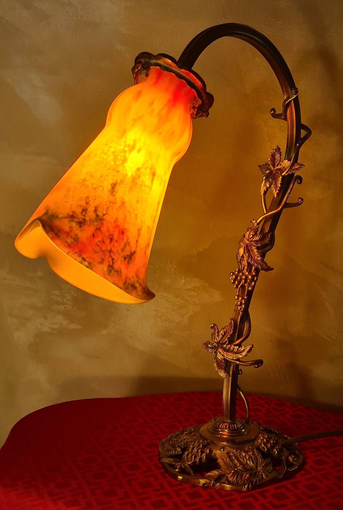 Art Nouveau desk lamp in bronze and gilded brass, 41 x 31 cm