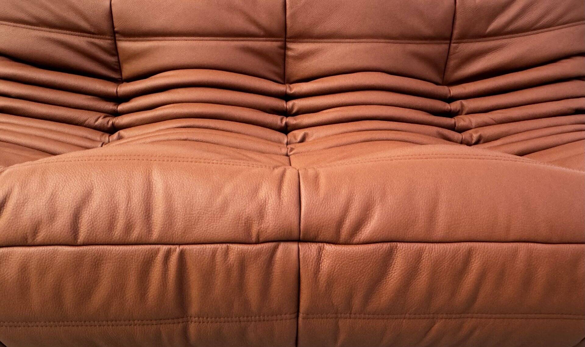 Canapé Togo français en cuir de vachette épais couleur cognac, signé Michel Ducaroy pour Ligne Roset