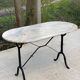 Table de bistrot marbre ovale et acier noir 4 couverts 120cm