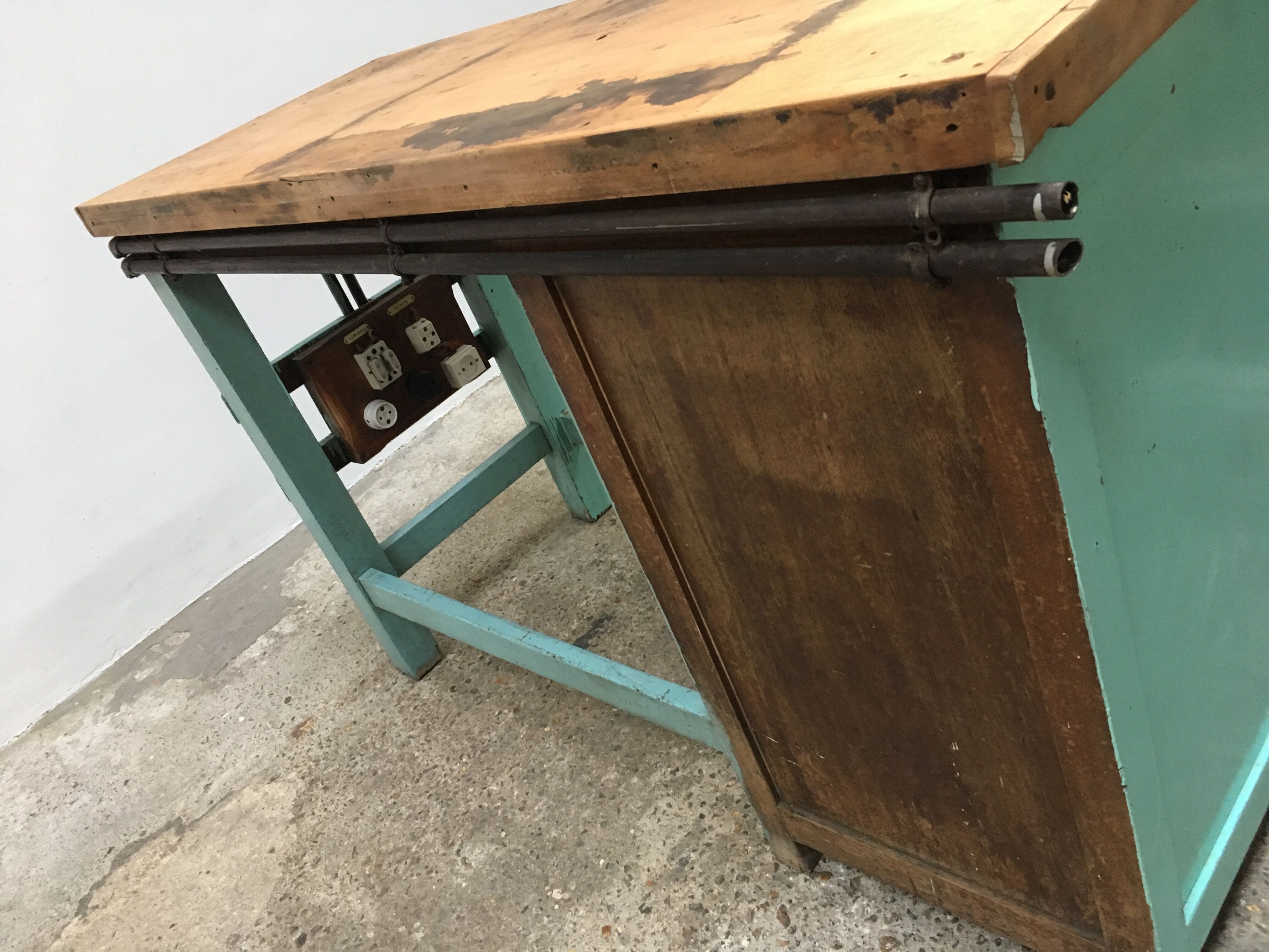 Counter desk established mint