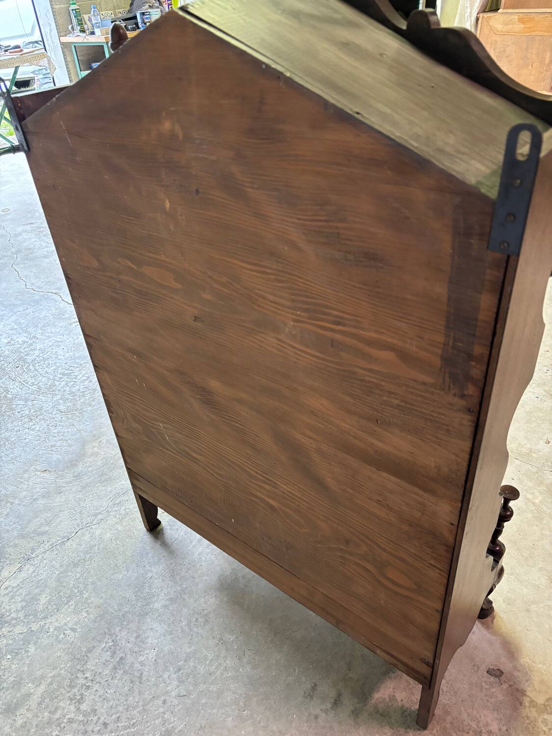 Estanier or bibus wall-mounted shelving unit