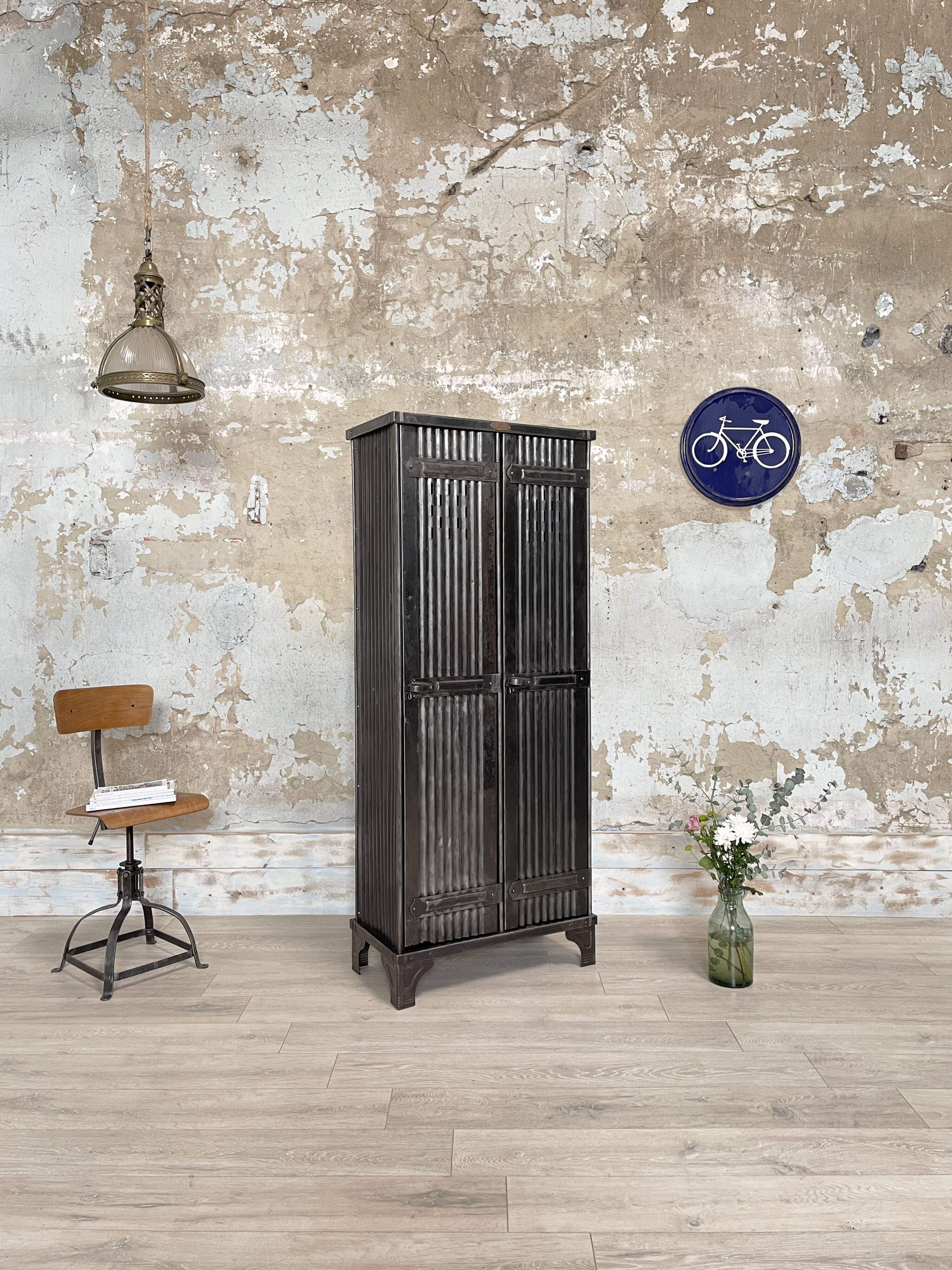 Strafor double-door corrugated iron cloakroom, circa 1920.