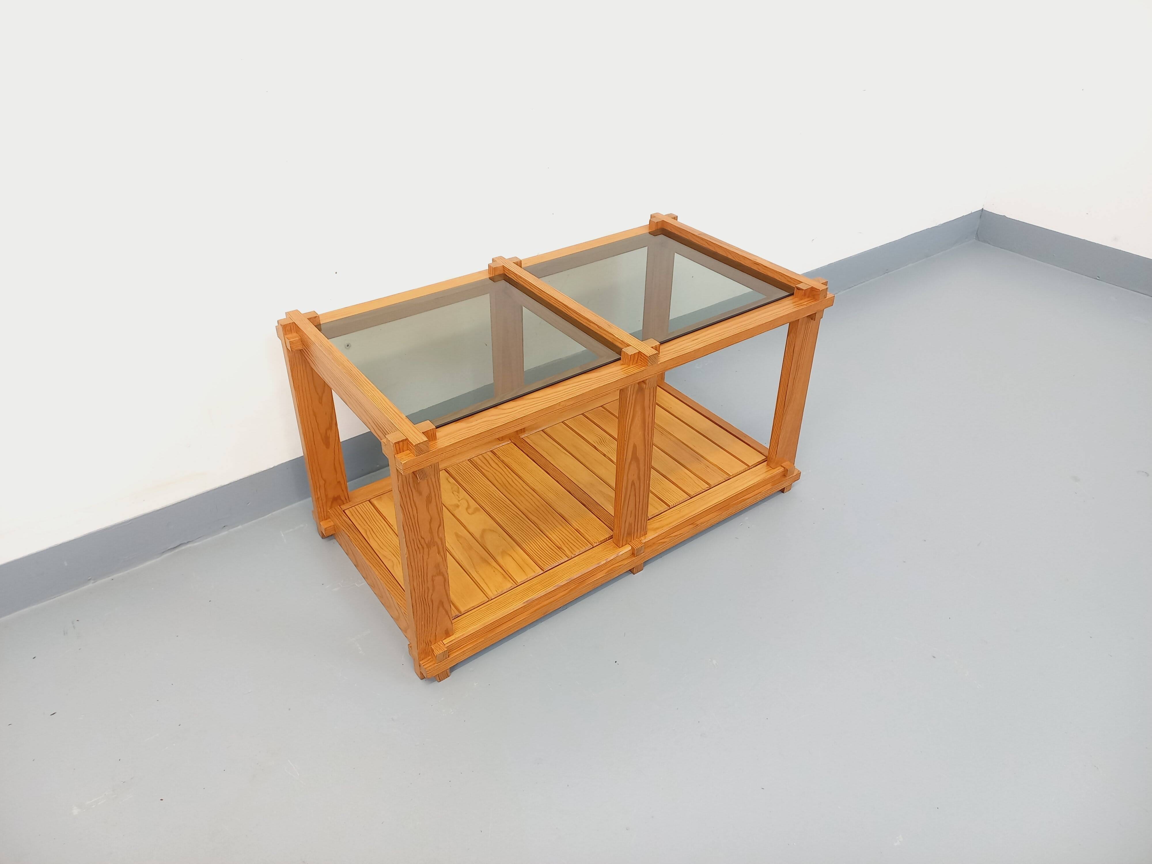 Vintage rectangular coffee table in pine and smoked glass from the 70s and 80s.