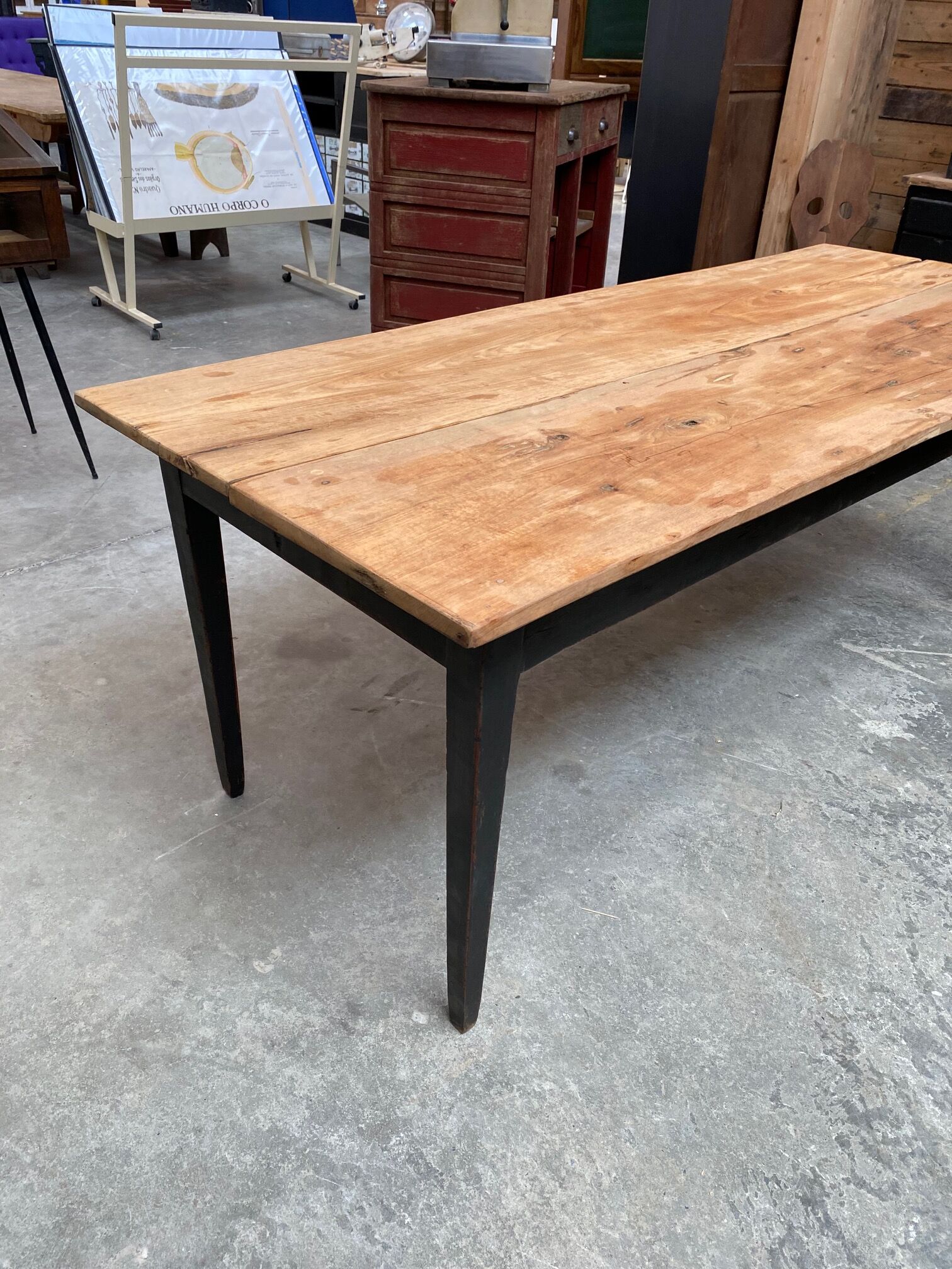 Farm table spindle feet