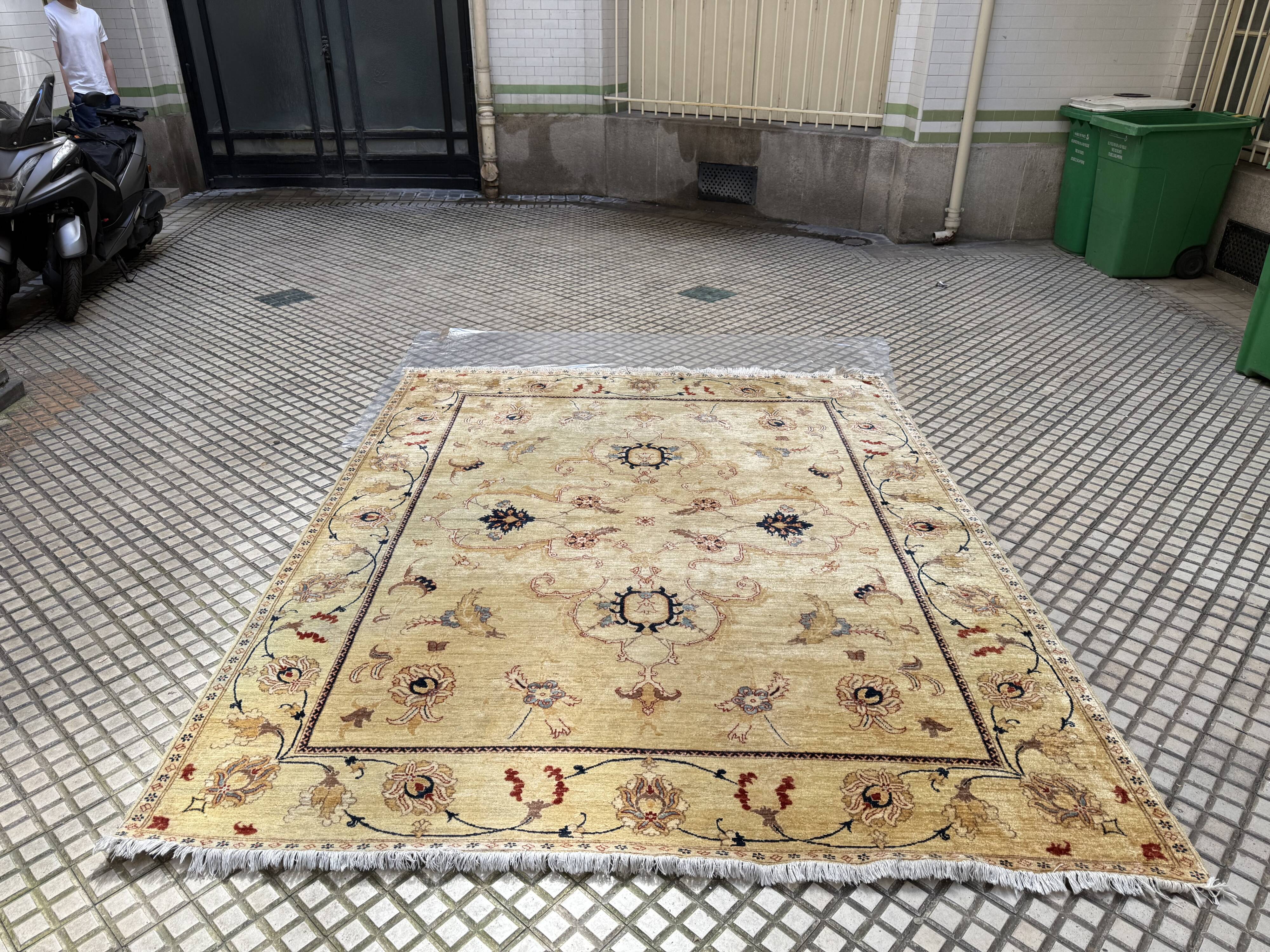 Tapis d’Orient noué main en laine, 287 × 237 cm