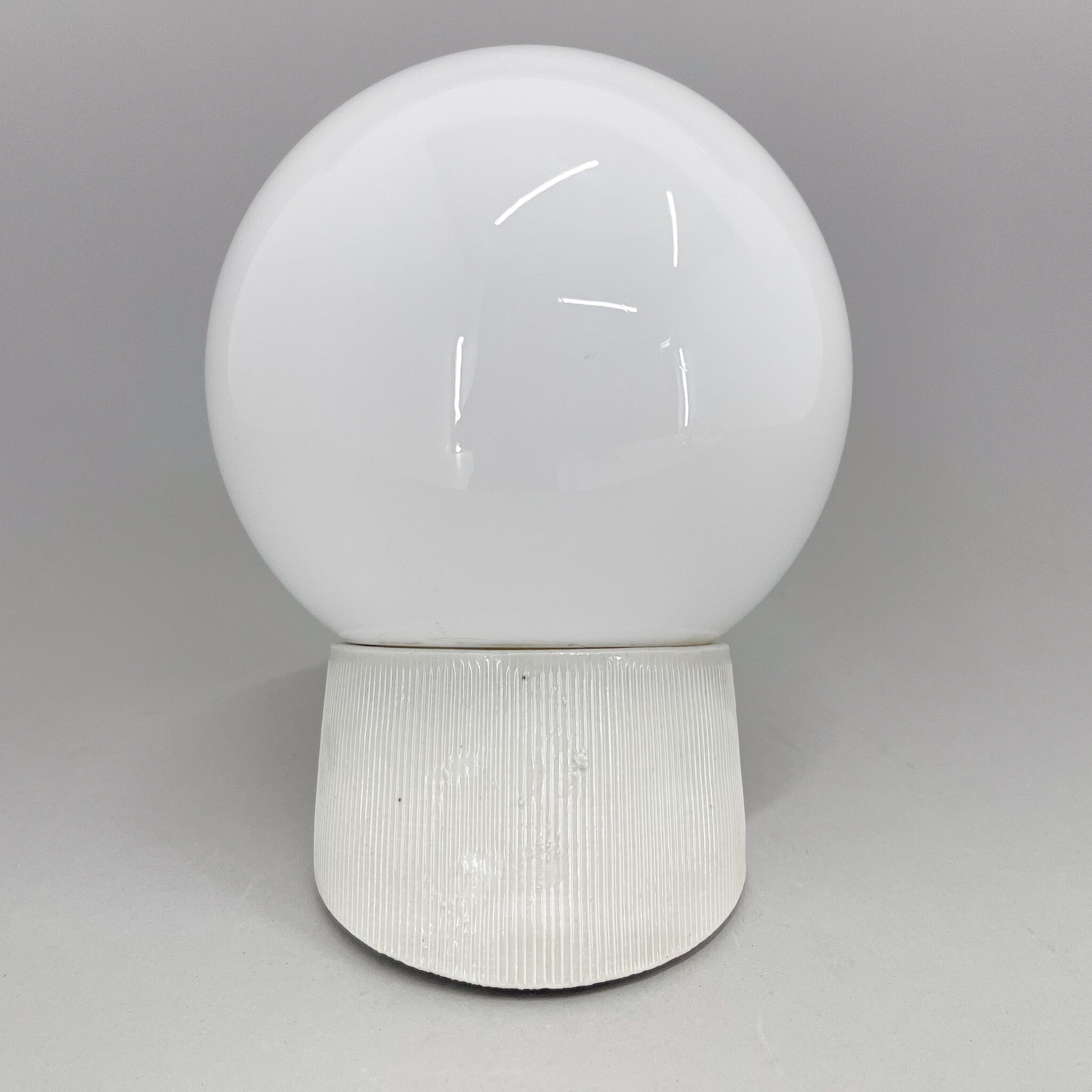 Applique murale en céramique et en verre de lait du milieu du siècle